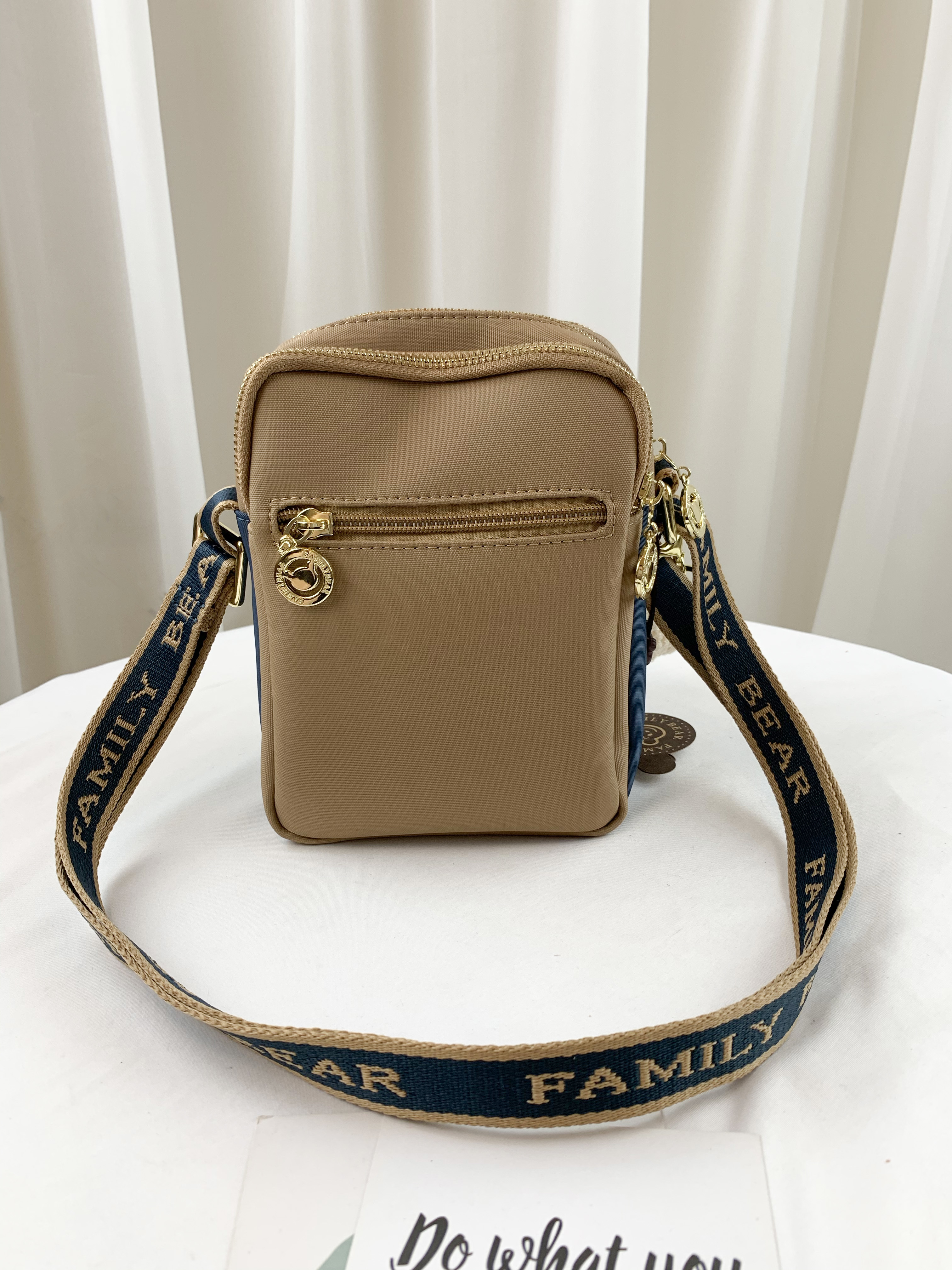 FamilyBear 卡其拼接土耳其藍 防潑水側背包 / 手機袋 附小熊吊飾 #2499