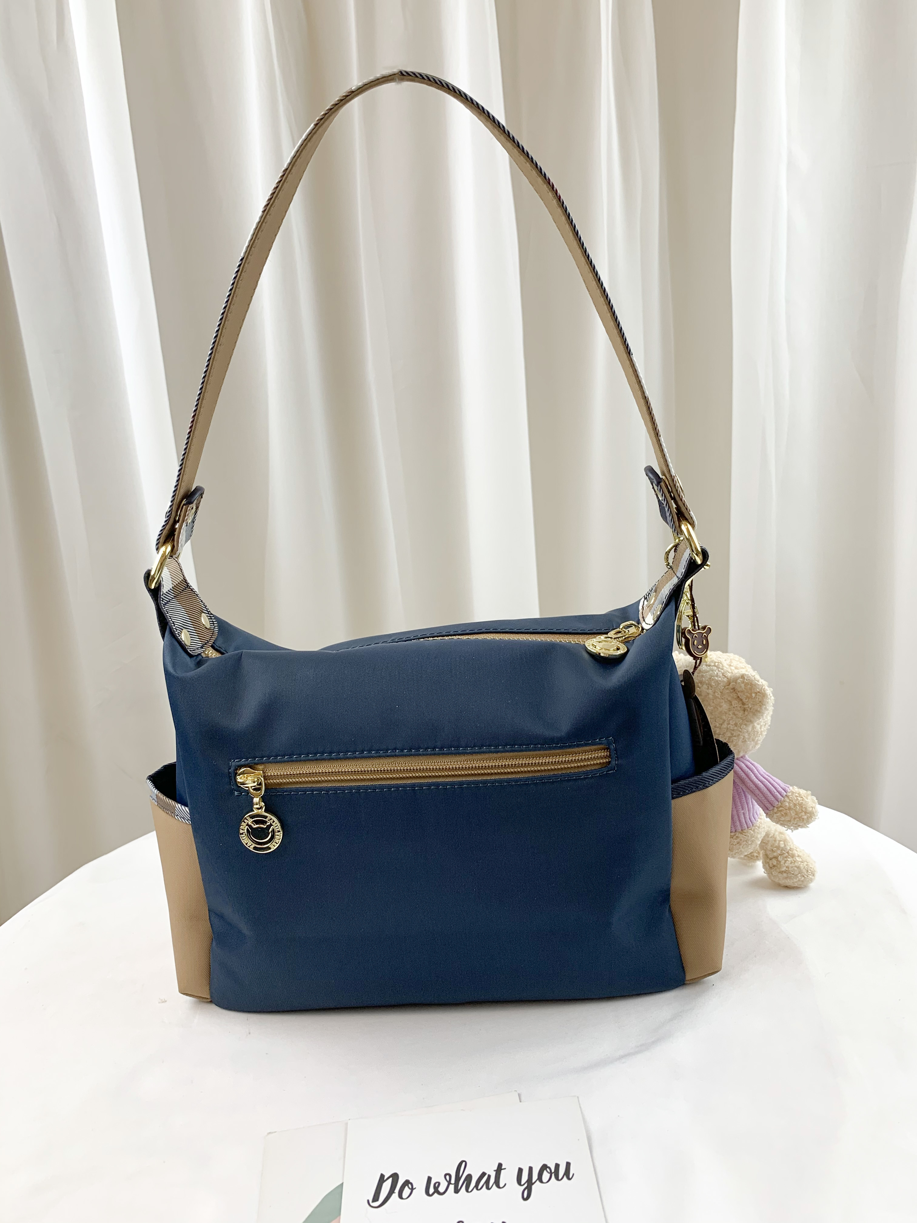 FamilyBear 卡其拼接格紋 防潑水肩背包 / 側背包 附小熊吊飾 #2760