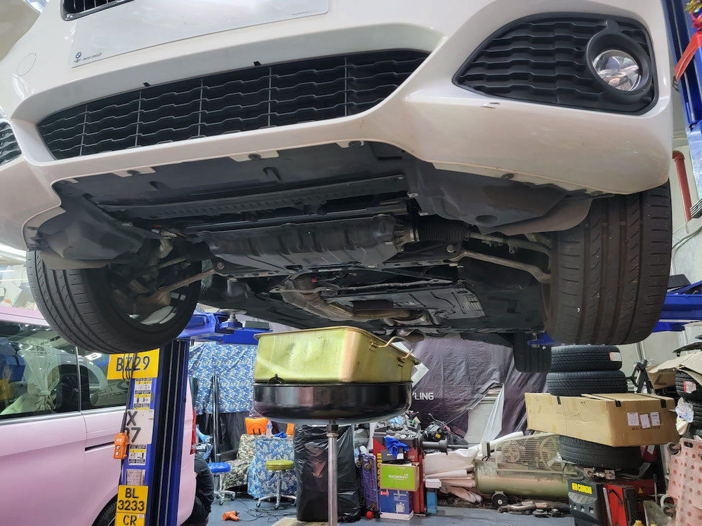 白色 bmw 120i m sport package fo tan juns car and audio 火炭 super nano service package 換油套餐 oil drain 排放機油