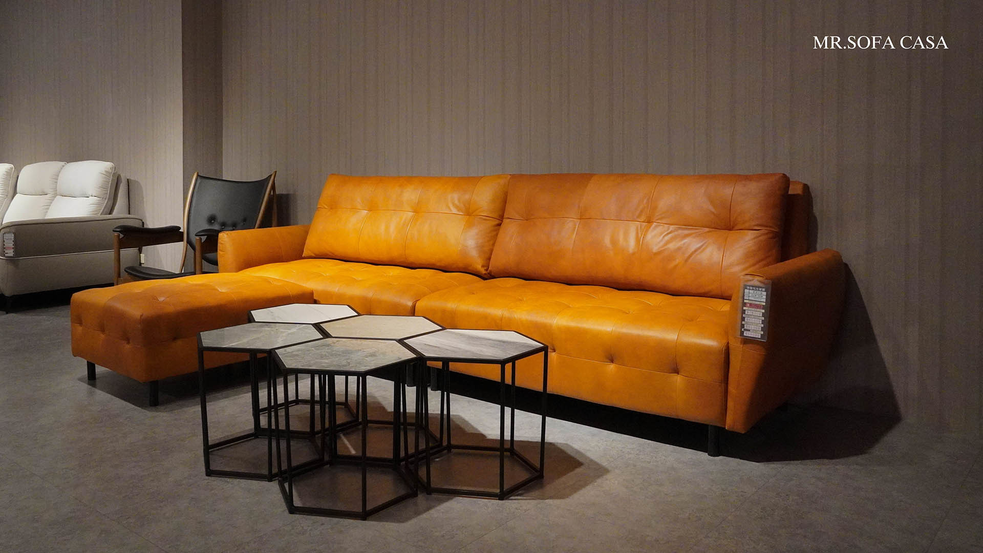 多芬沙發的布料採用高級天然的苯染牛皮