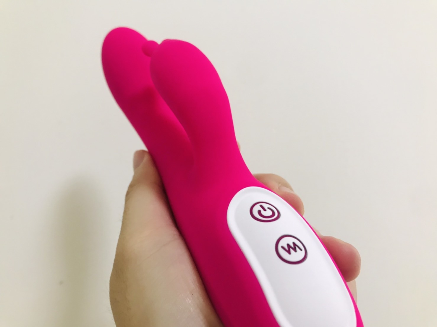 淘淘雙頭電動按摩棒，開關按鈕特寫