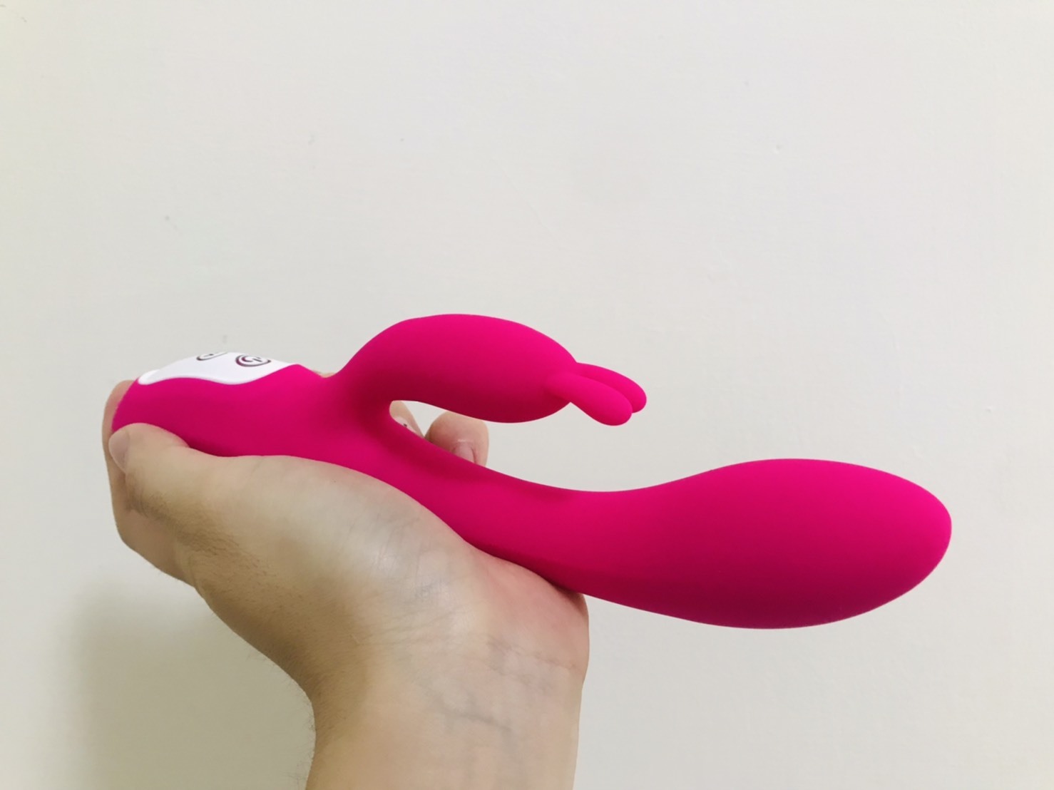 淘淘雙頭電動按摩棒，產品特寫，外陰部兔頭設計