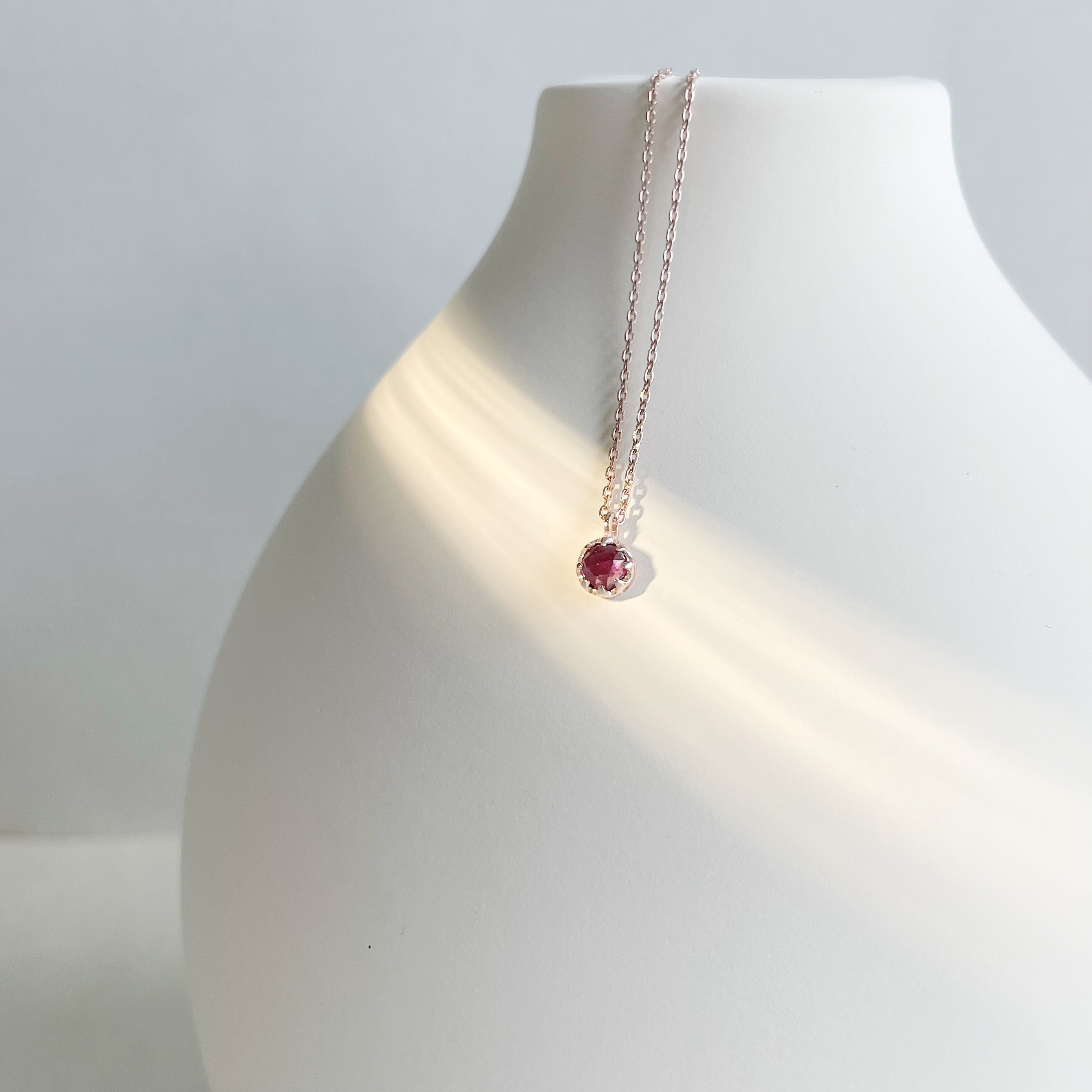 Castle Rosecut玫瑰石榴項鍊