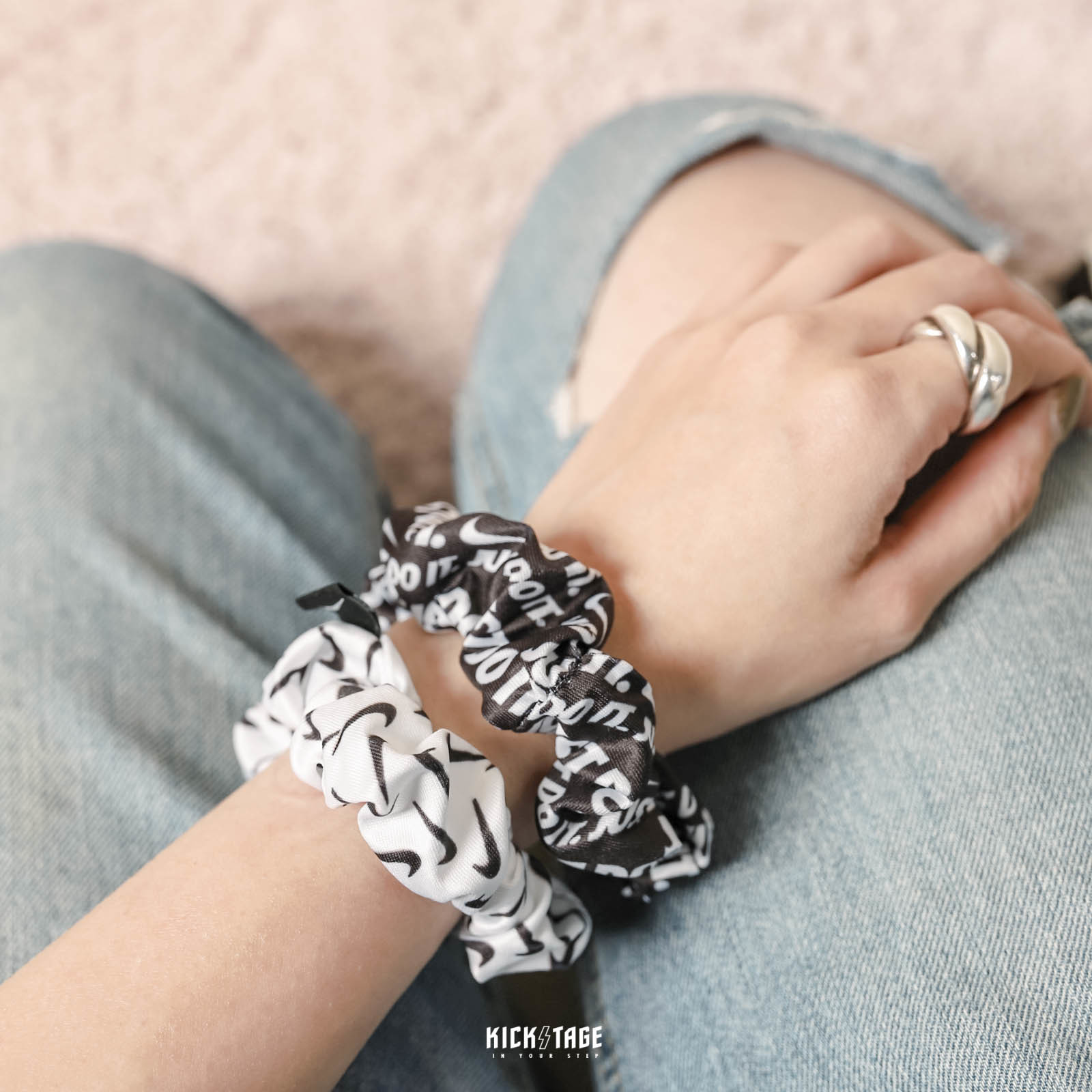 [特價商品無退換] NIKE GATHERED 2.0 黑白 豹紋 滿版LOGO 兩入 大腸髮圈 印花髮圈【N1002455127OS】