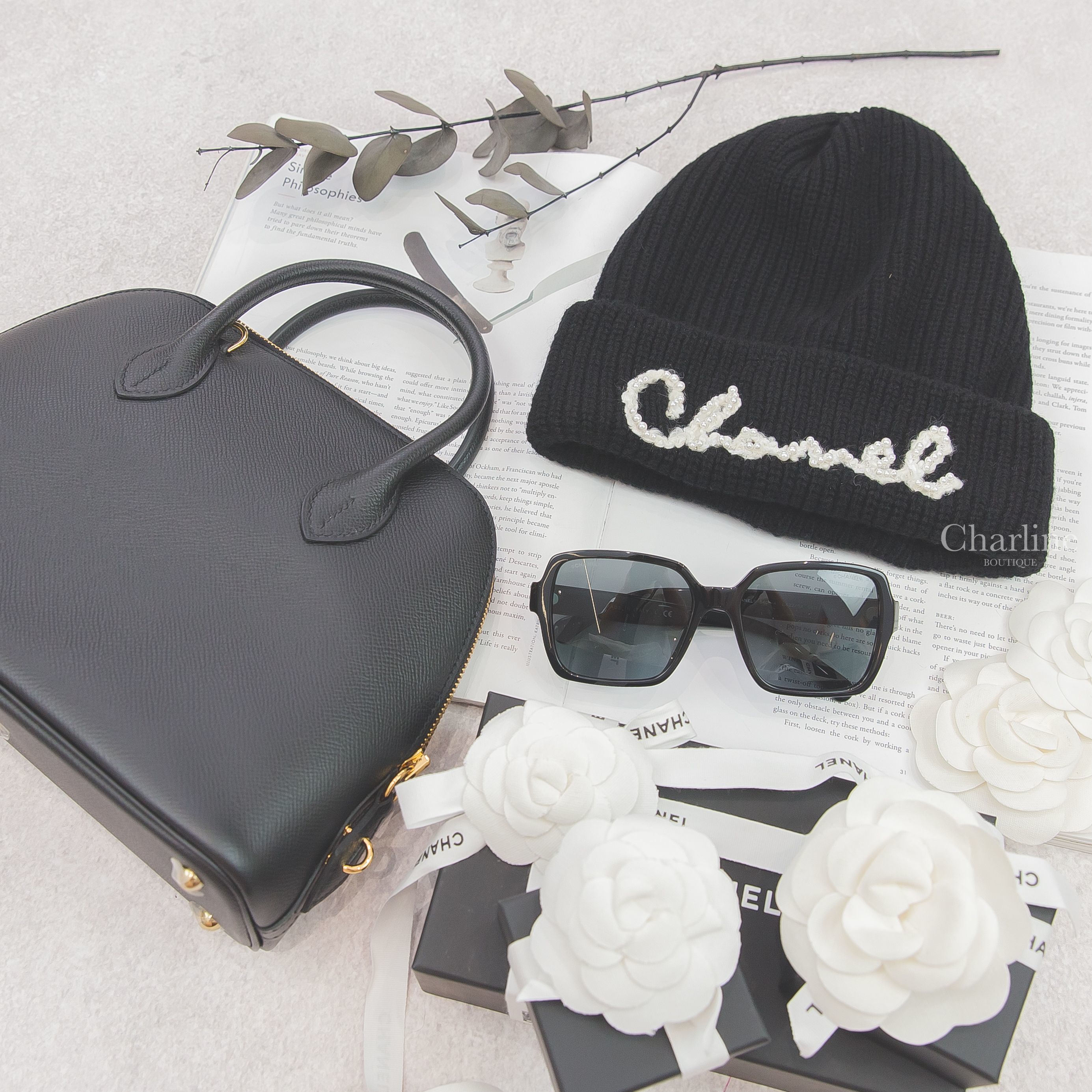 Chanel Sunglasses 黑色方框灰色鏡片側邊金色Logo太陽眼鏡,Chanel Beanie 黑底珍珠Chanel喀什米爾毛帽,Hermès Bolide 25cm 89 Epsom 黑色金釦-Charline Boutique 精品代購