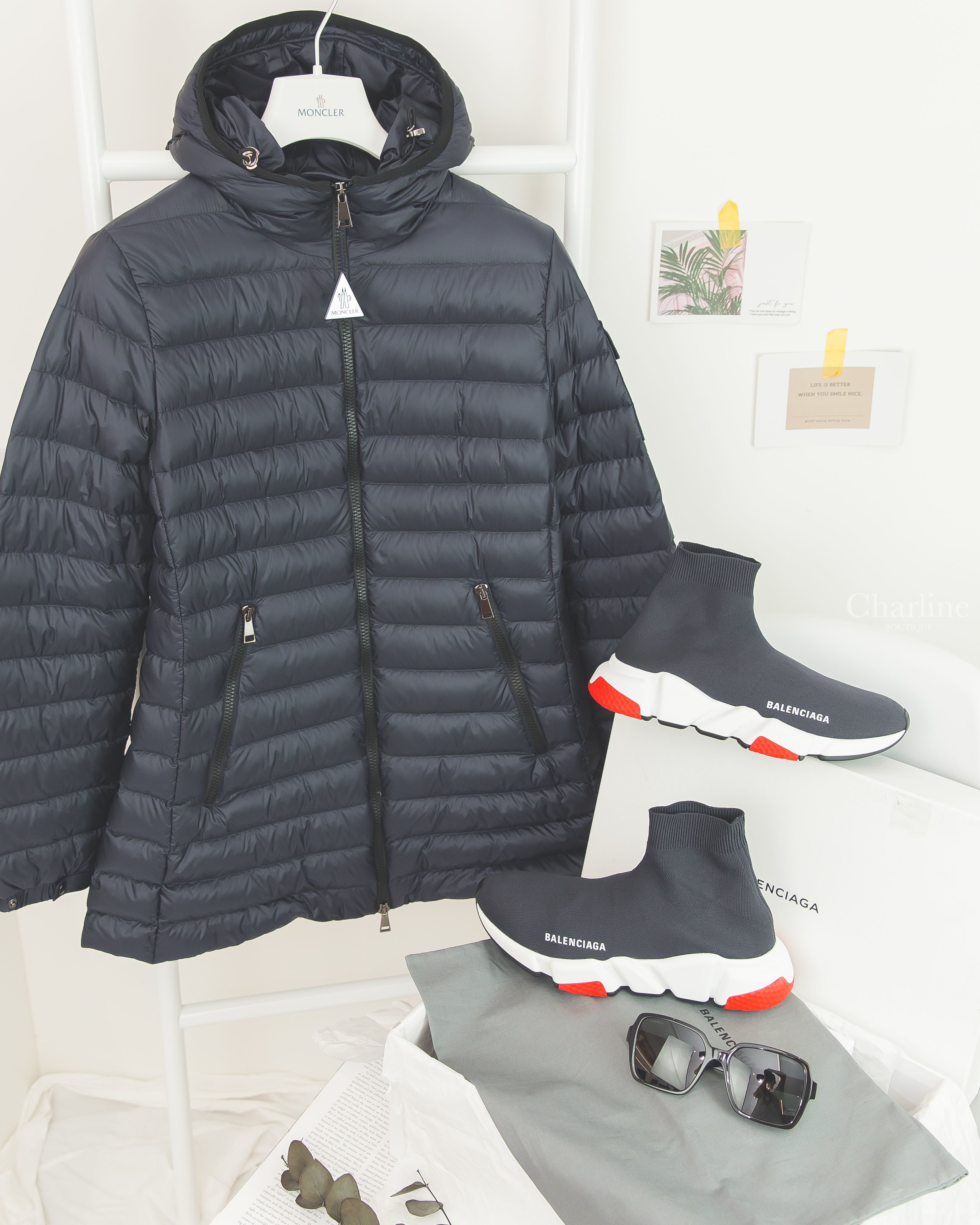 Moncler Ments 夜藍色拉鍊中長版連帽輕羽絨外套,Balenciaga Speed 鐵灰藍色紅白底編織襪筒運動鞋,Chanel Sunglasses 黑色方框灰色鏡片側邊金色Logo太陽眼鏡-Charline Boutique 精品代購
