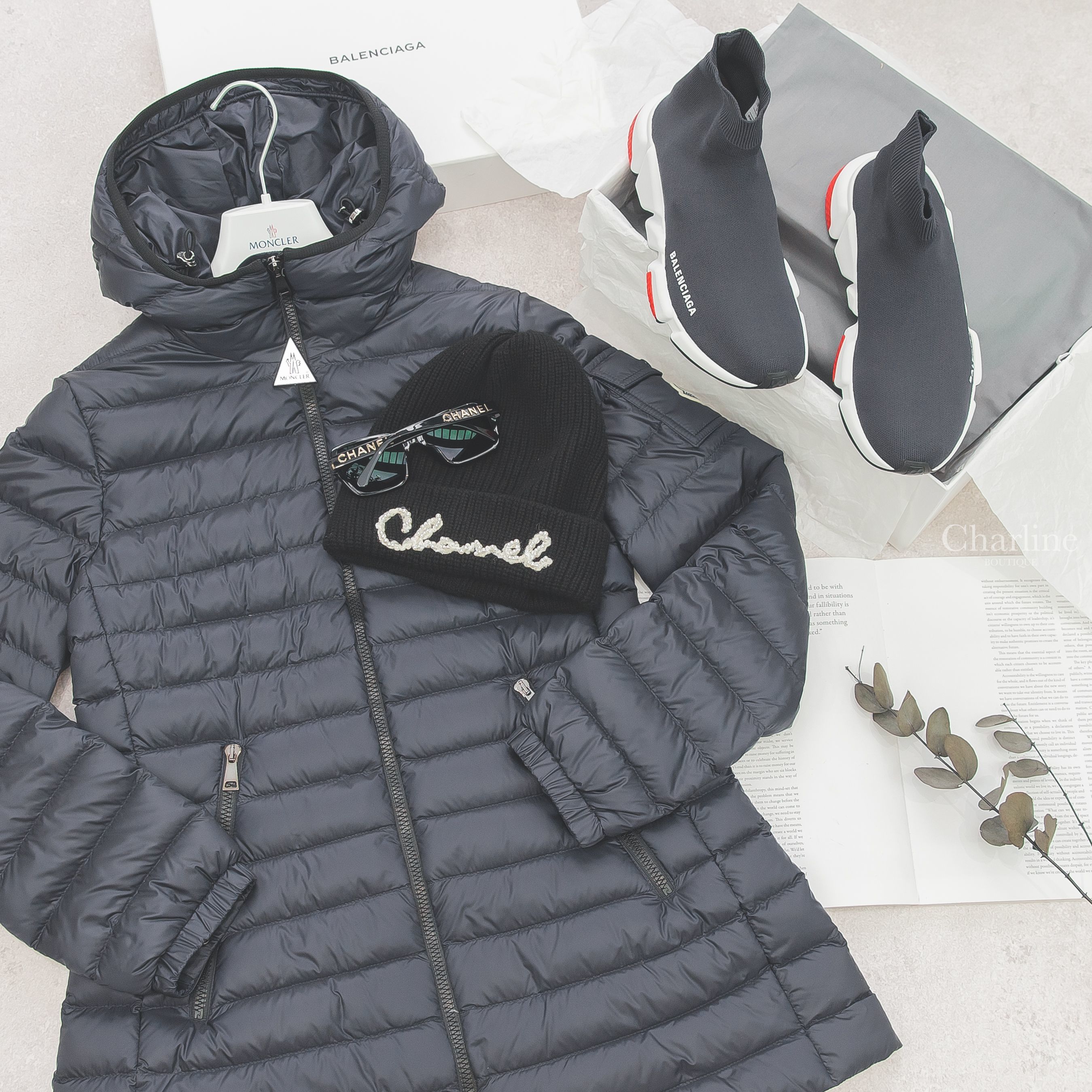 Moncler 夜藍色拉鍊中長版連帽輕羽絨外套,Balenciaga 鐵灰藍色紅白底襪筒運動鞋,Chanel 黑色方框灰色鏡片側邊金色Logo太陽眼鏡,Chanel 黑底草寫珍珠Chanel喀什米爾毛帽-Charline Boutique 精品代購