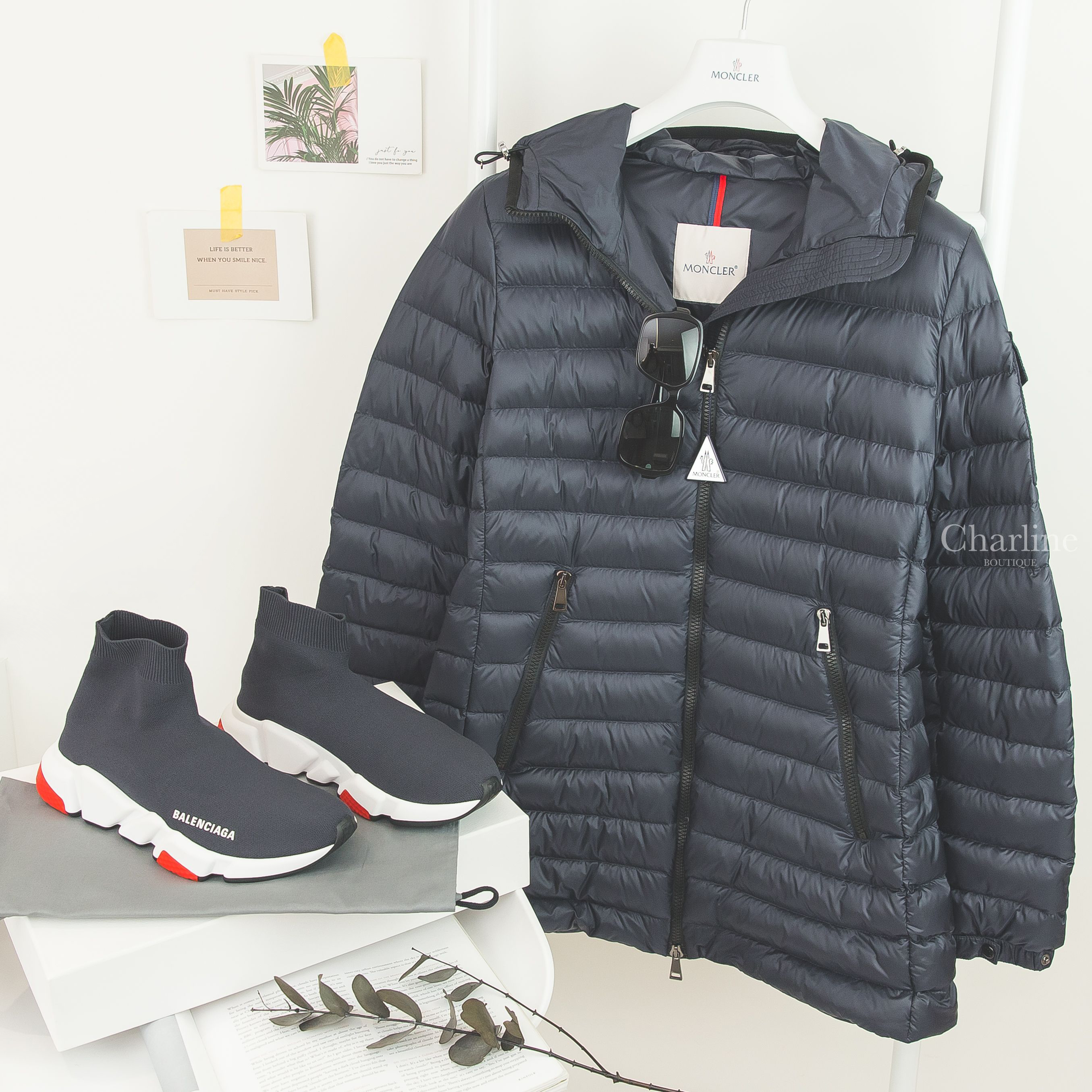 Moncler Ments 夜藍色拉鍊中長版連帽輕羽絨外套,Balenciaga Speed 鐵灰藍色紅白底編織襪筒運動鞋,Chanel Sunglasses 黑色方框灰色鏡片側邊金色Logo太陽眼鏡-Charline Boutique 精品代購