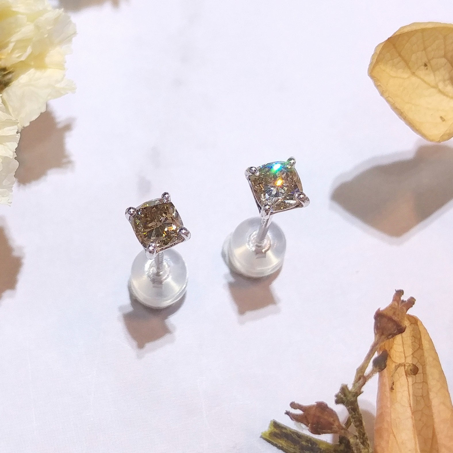 全新18K白金【主石64份咖啡鑽】耳環