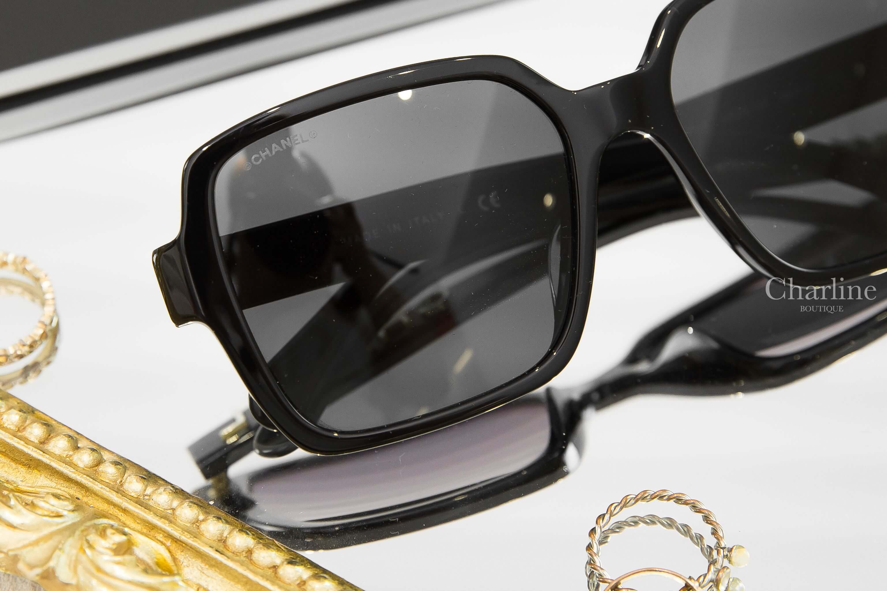 Chanel Square Sunglasses 黑色方框灰色鏡片側邊金色 Logo 太陽眼鏡