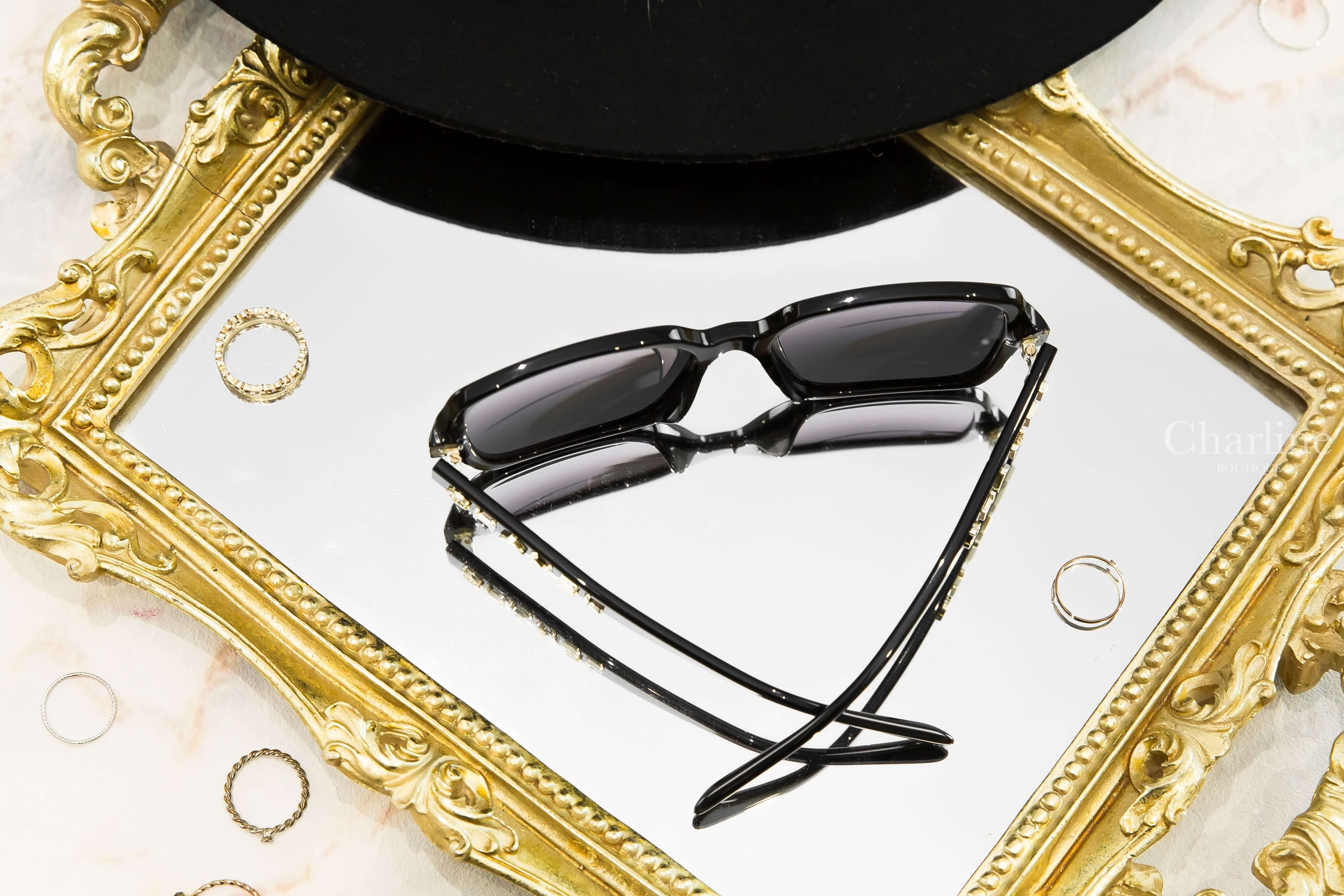 Chanel Square Sunglasses 黑色方框灰色鏡片側邊金色 Logo 太陽眼鏡-Charline Boutique 精品代購