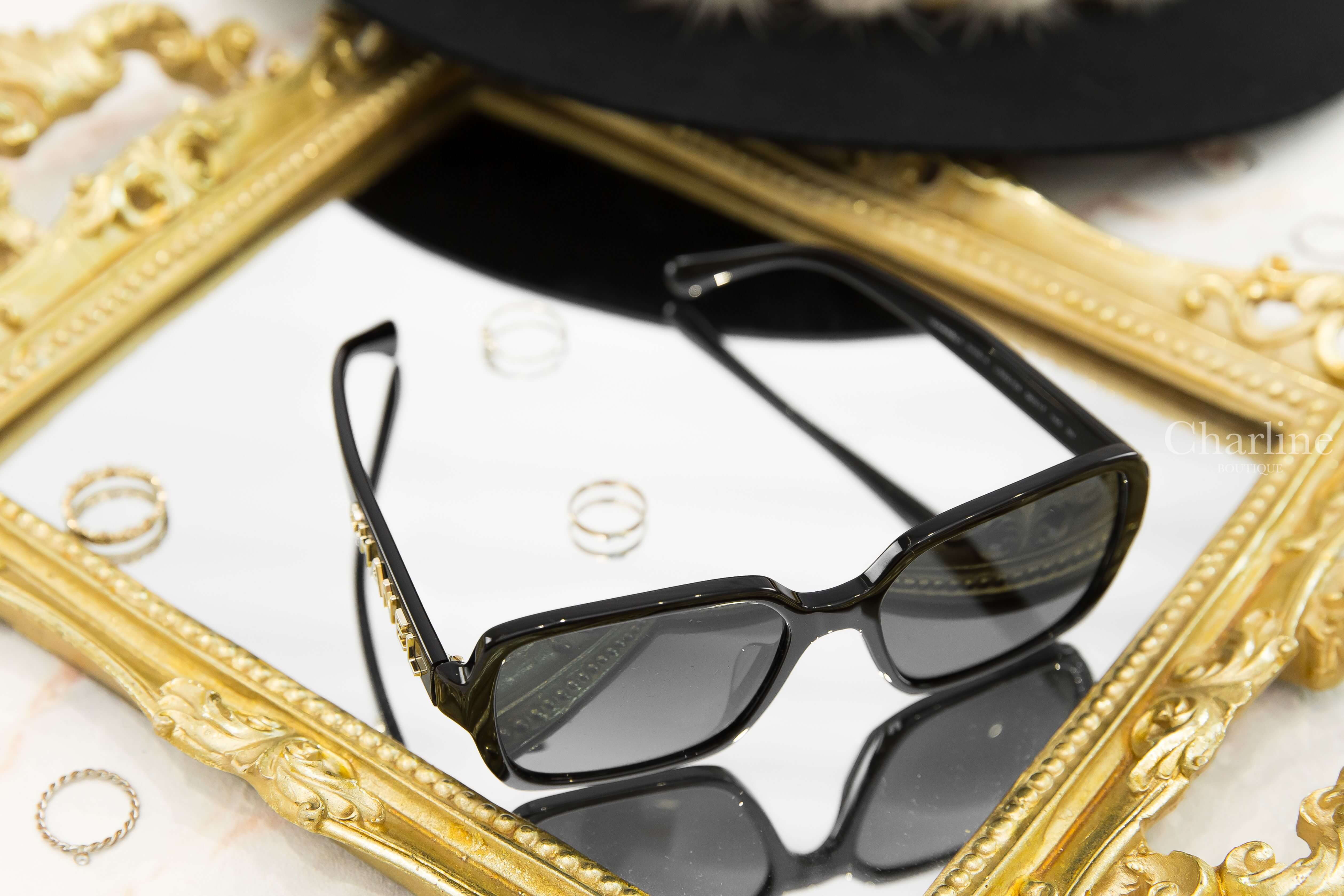 Chanel Square Sunglasses 黑色方框灰色鏡片側邊金色 Logo 太陽眼鏡-Charline Boutique 精品代購