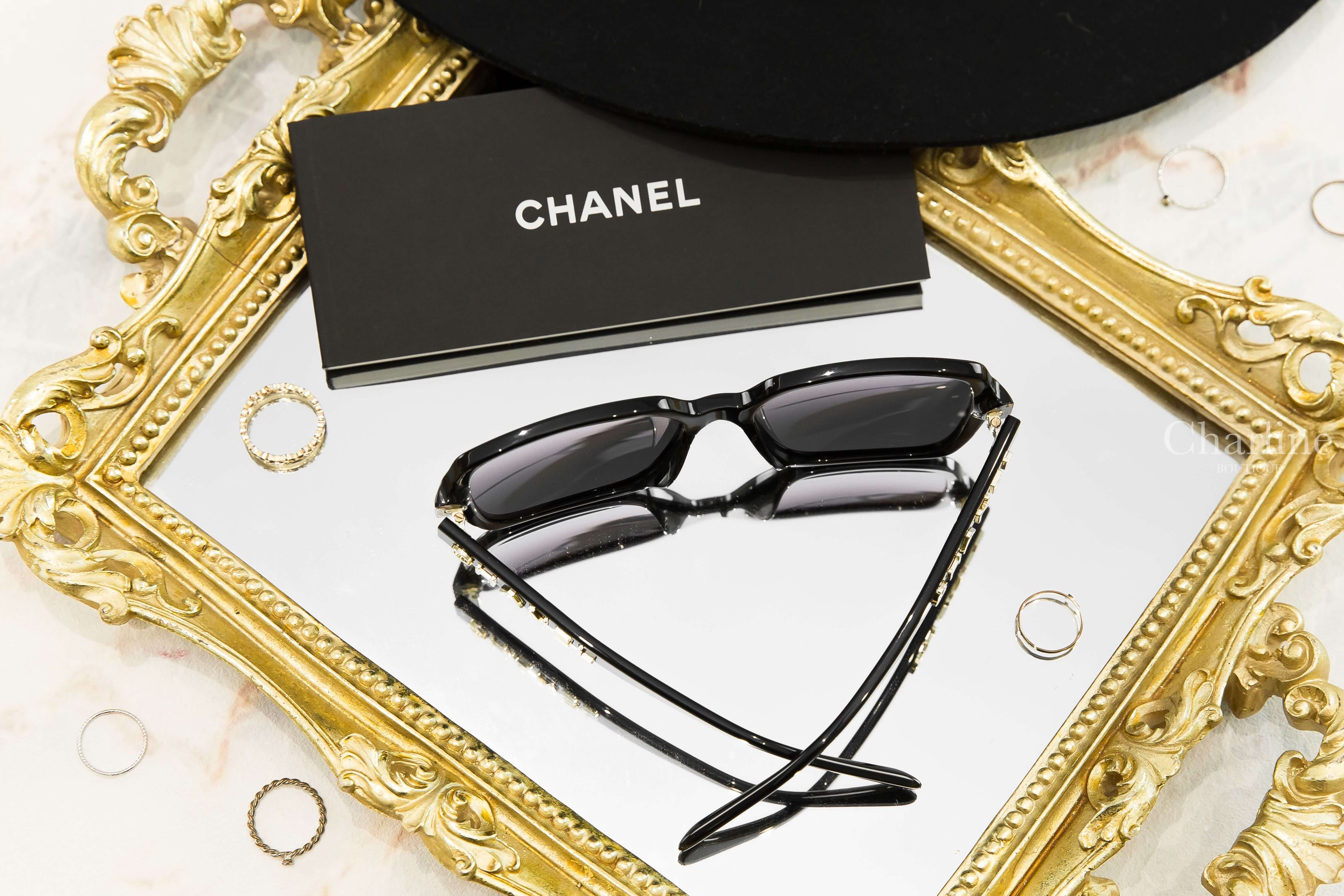Chanel Square Sunglasses 黑色方框灰色鏡片側邊金色 Logo 太陽眼鏡-Charline Boutique 精品代購