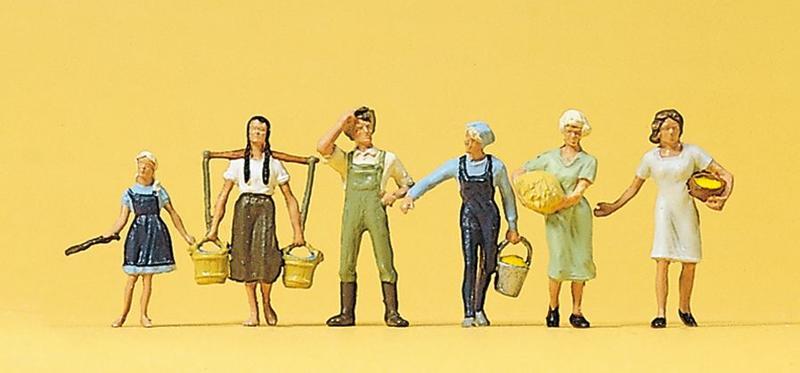 Preiser 10295 HO scale, Farmhands and maids feeding and watering