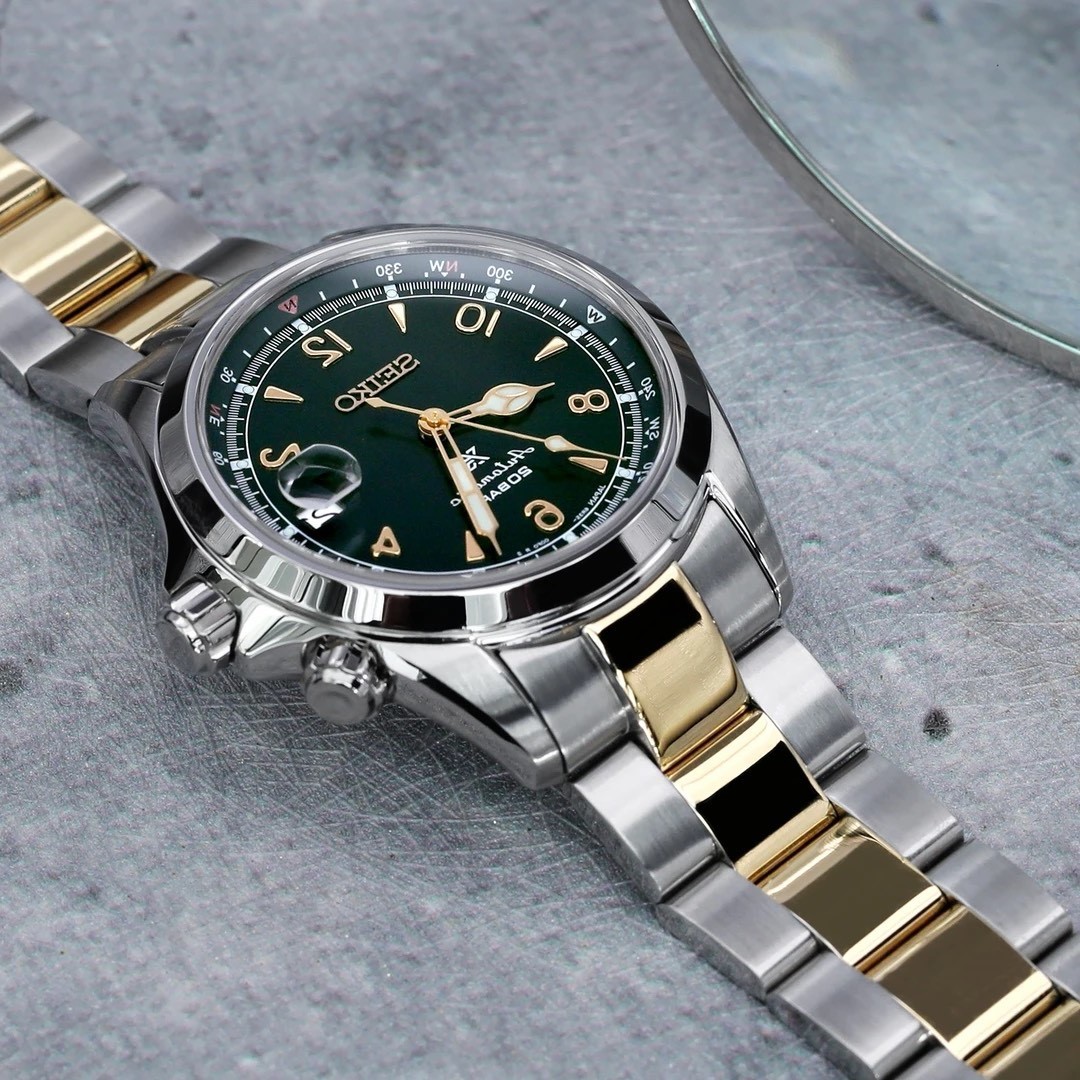萬年鐘錶 - 太空人錶帶 SEIKO Alpinist  登山運動員 SPB117J1 代用錶鋼帶-半金色   超級3D三板式拉砂電金不鏽鋼按鈕V形潛水扣 SS201820PGD065