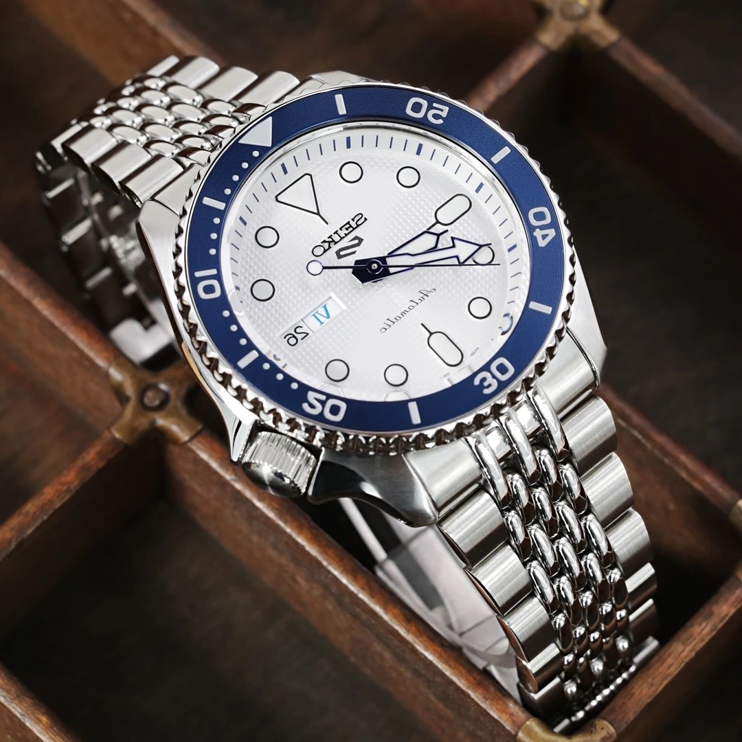 萬年鐘錶 - 太空人錶帶 SEIKO 5 SPORTS  專用錶帶  銀色實心高米不鏽鋼錶帶  Goma高米 - 實心BOR鋼錶帶 拉砂V形潛水扣 ( 新款5號 S型 LOGO專用 )  SS221820BPS123