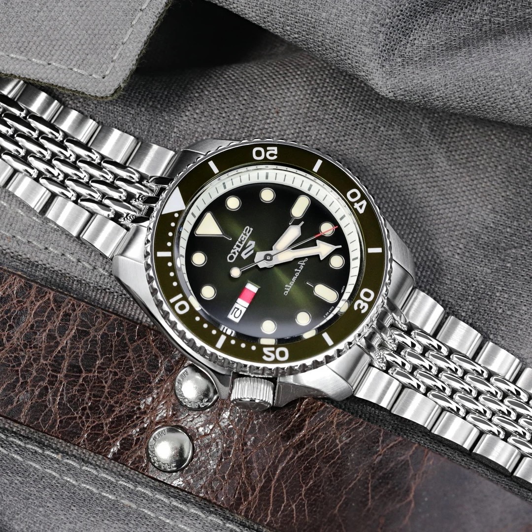 萬年鐘錶 - 太空人錶帶 SEIKO 5 SPORTS  專用錶帶  銀色實心高米不鏽鋼錶帶  Goma高米 - 實心BOR鋼錶帶 拉砂V形潛水扣 ( 新款5號 S型 LOGO專用 )  SS221820BPS123