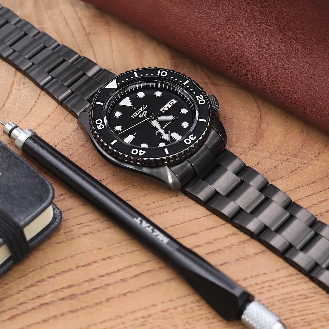 萬年鐘錶 - 太空人錶帶 SEIKO 5 SPORTS  專用錶帶 全黑不鏽鋼錶帶 超級3D三板式按鈕 V扣不鏽鋼DLC碳黑鋼錶帶 ( 新款5號 S型 LOGO專用 )  SS221820BLC118