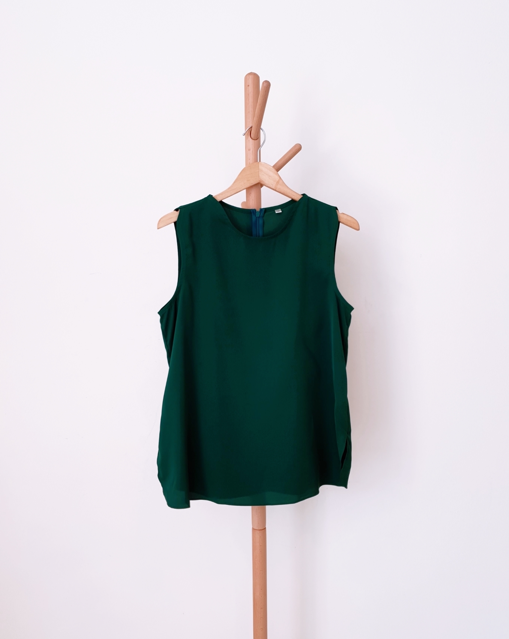SOLID CHIFFON COMFY SLEEVELESS BLOUSE