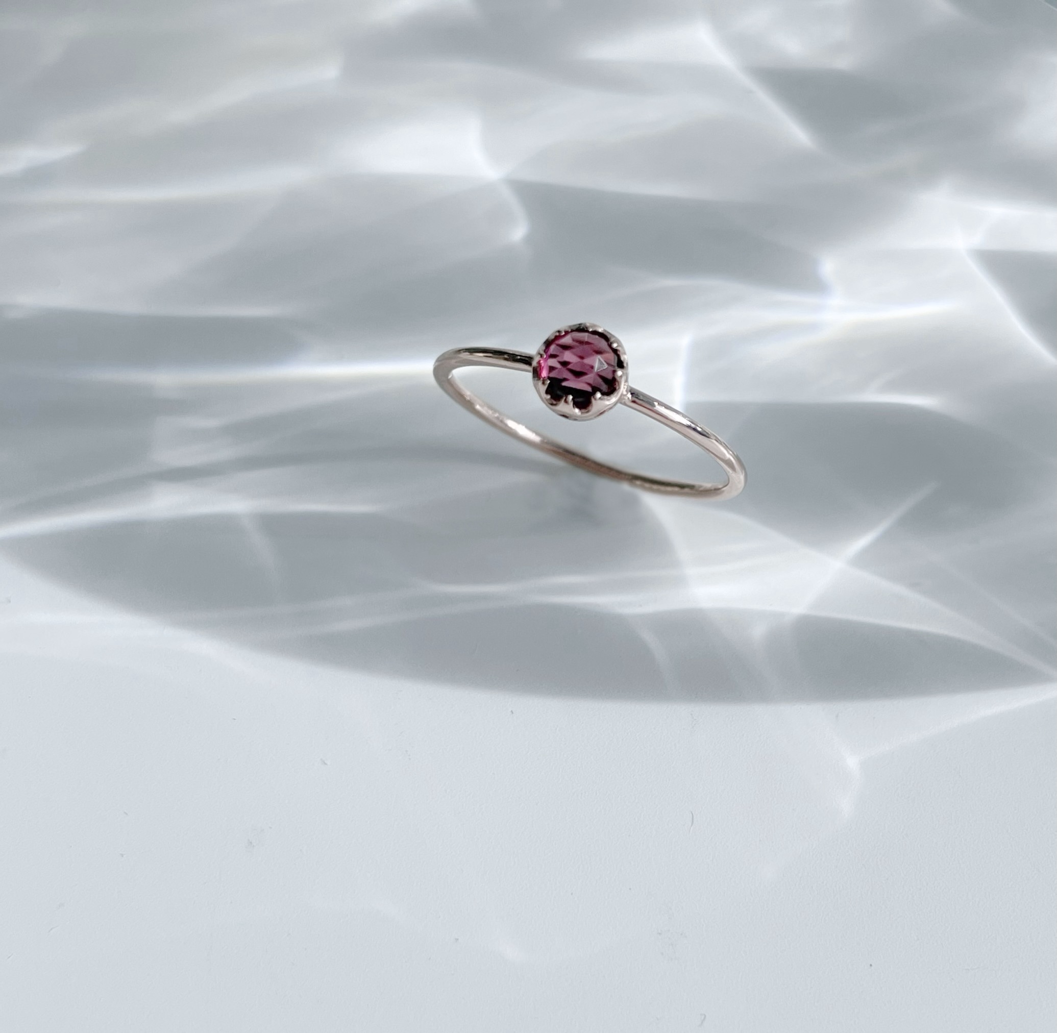 Castle Rosecut玫瑰石榴細戒