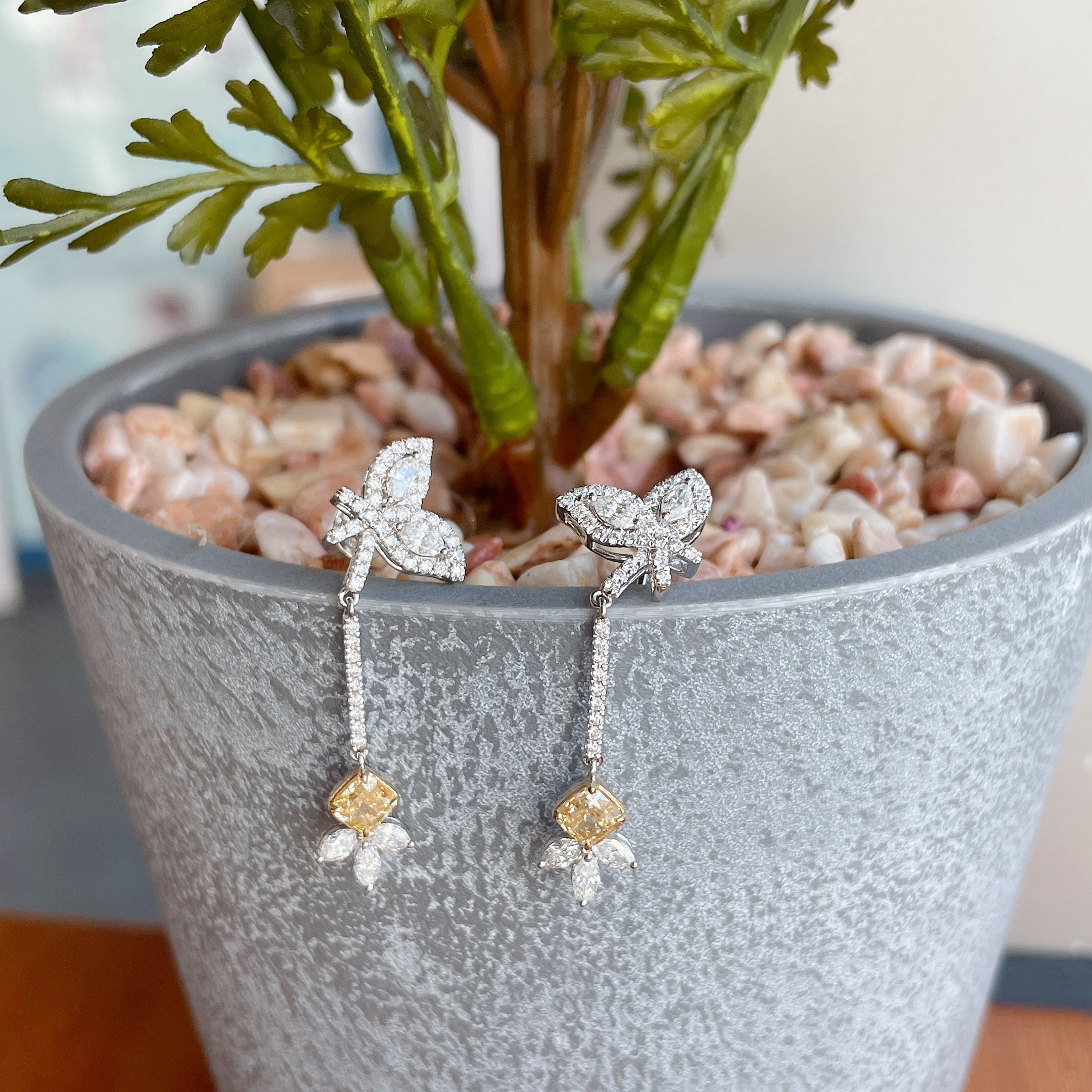 18K金濃彩黃鑽石耳環-蝴蝶