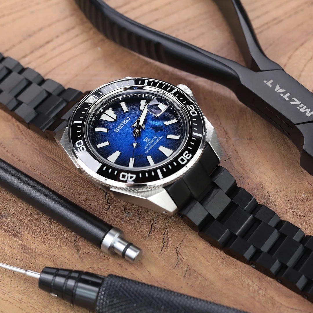 萬年鐘錶 - 太空人錶帶 - SEIKO Samurai 武士系列專用錶帶  全黑三板實心不鏽鋼錶帶 凱撒三板式鋼錶帶 DLC碳黑鋼錶帶V形潛水扣  SS221820BLC066