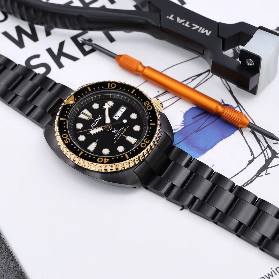 萬年鐘錶 - 太空人錶帶 - SEIKO 鮑魚烏龜款系列專用錶帶  3D三板式雙鎖潛水扣不鏽鋼DLC碳黑鋼錶帶 SS221820BLC047