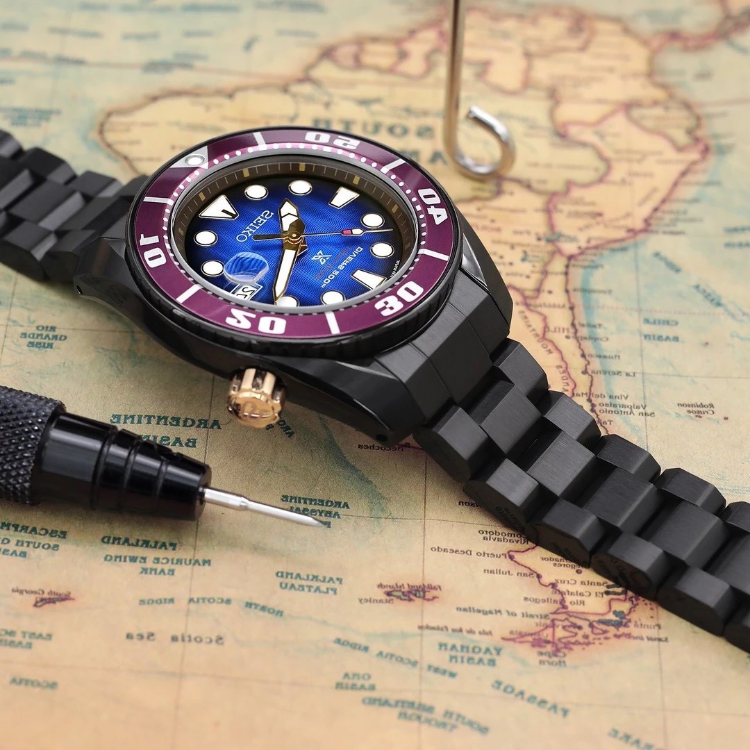 萬年鐘錶 - 太空人錶帶 SEIKO  Sumo  小MM 專用錶帶   全黑凱撒三板式錶帶DLC碳黑鋼錶帶  ( SEIKO  Sumo 小MM )  SS201820BLC042