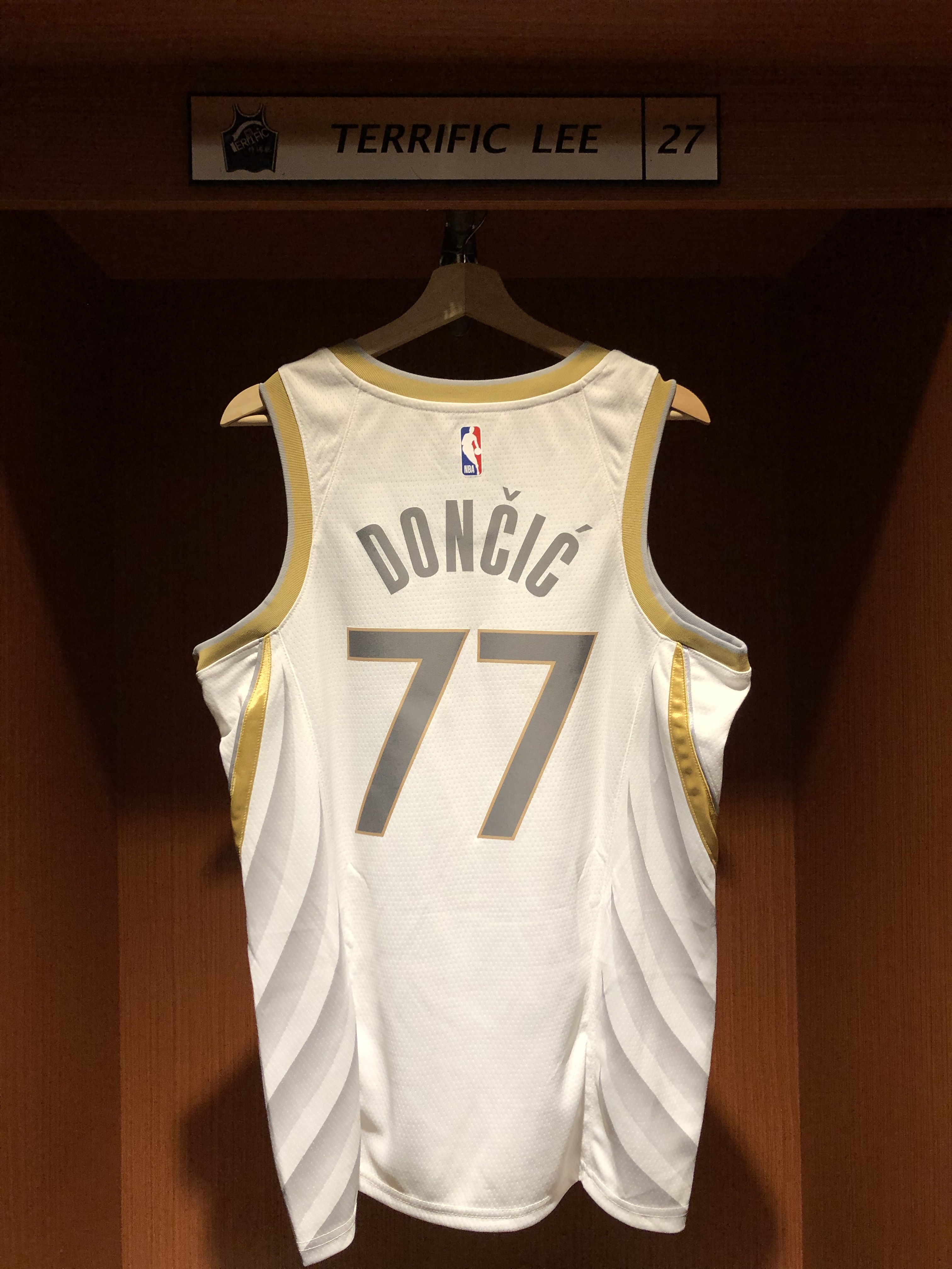 NBA球衣 Luka Doncic 達拉斯小牛城市 白金 City Nike Swingman 球迷版 熱轉印 含贊助商標 全新