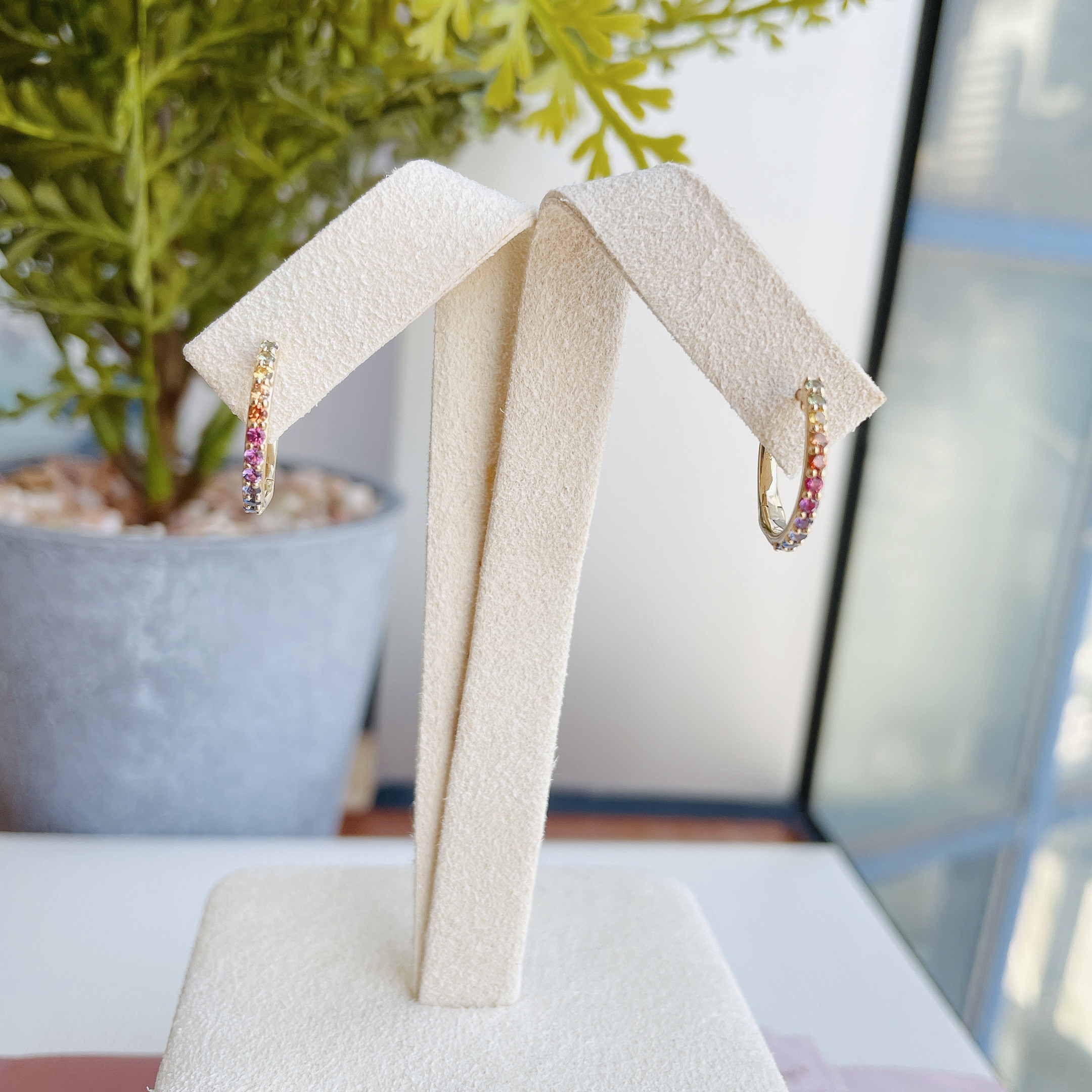 18K金彩虹藍寶石耳拍