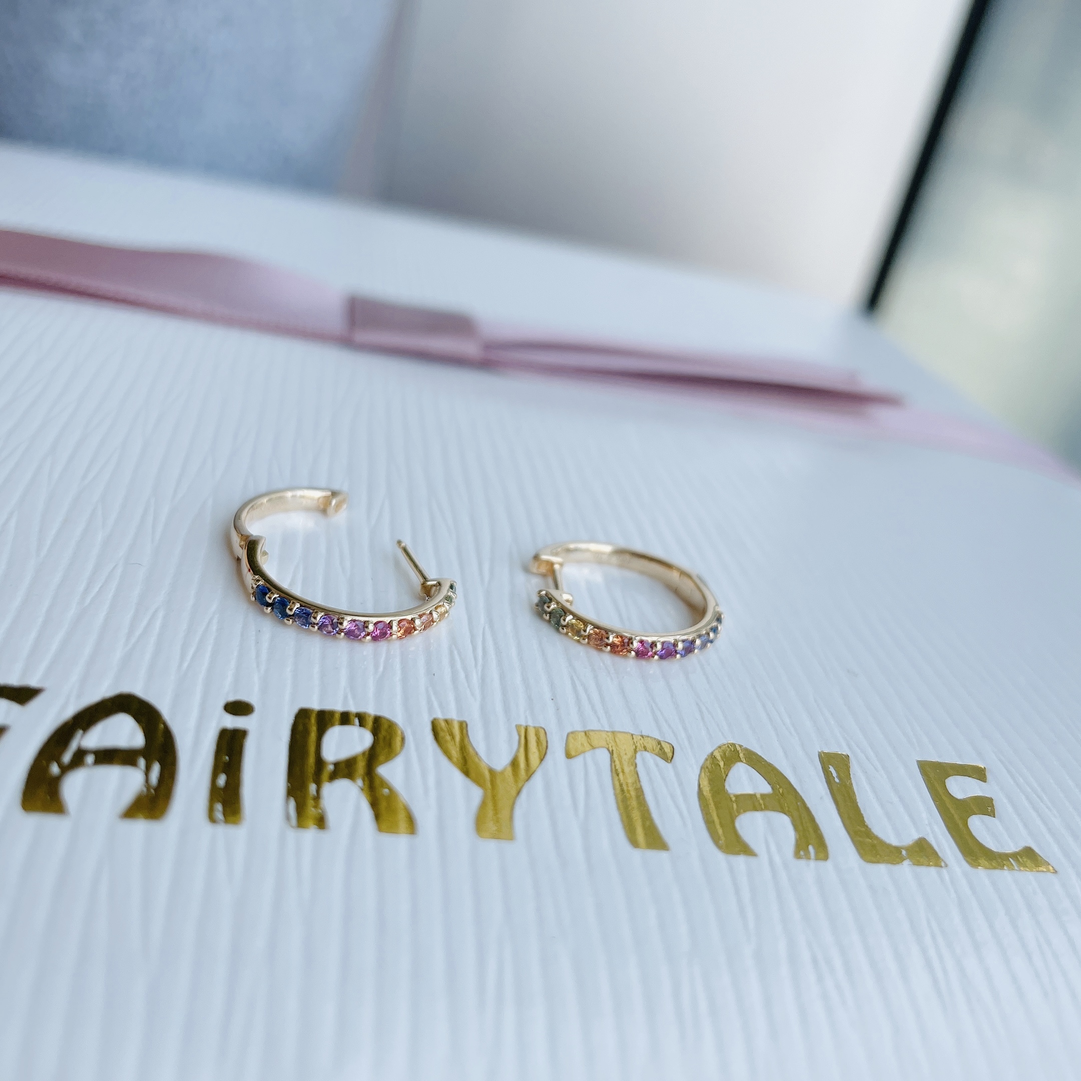 18K金彩虹藍寶石耳拍