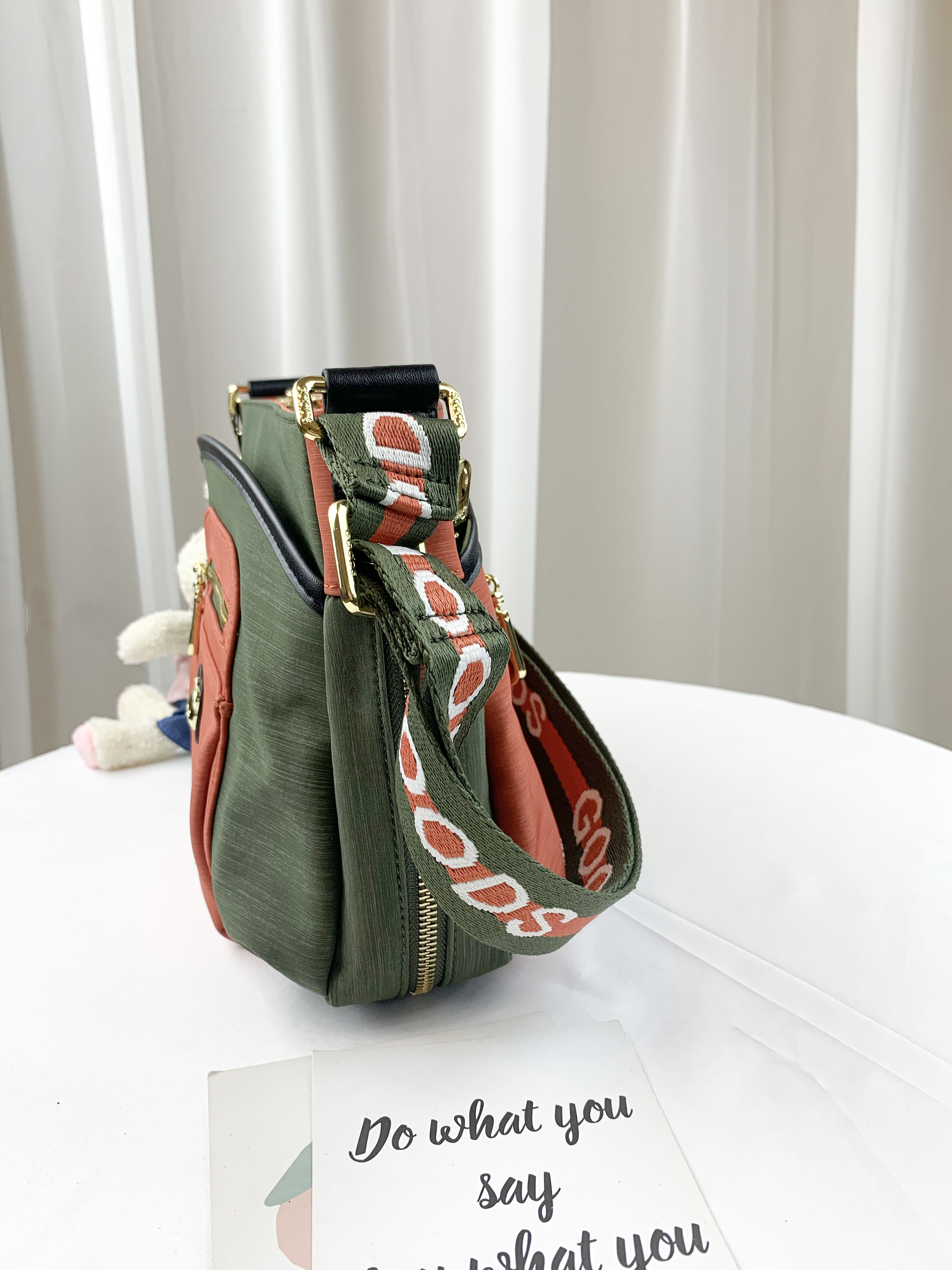 GOODS 橘綠拼色 防潑水側背包 附小熊吊飾 #2237