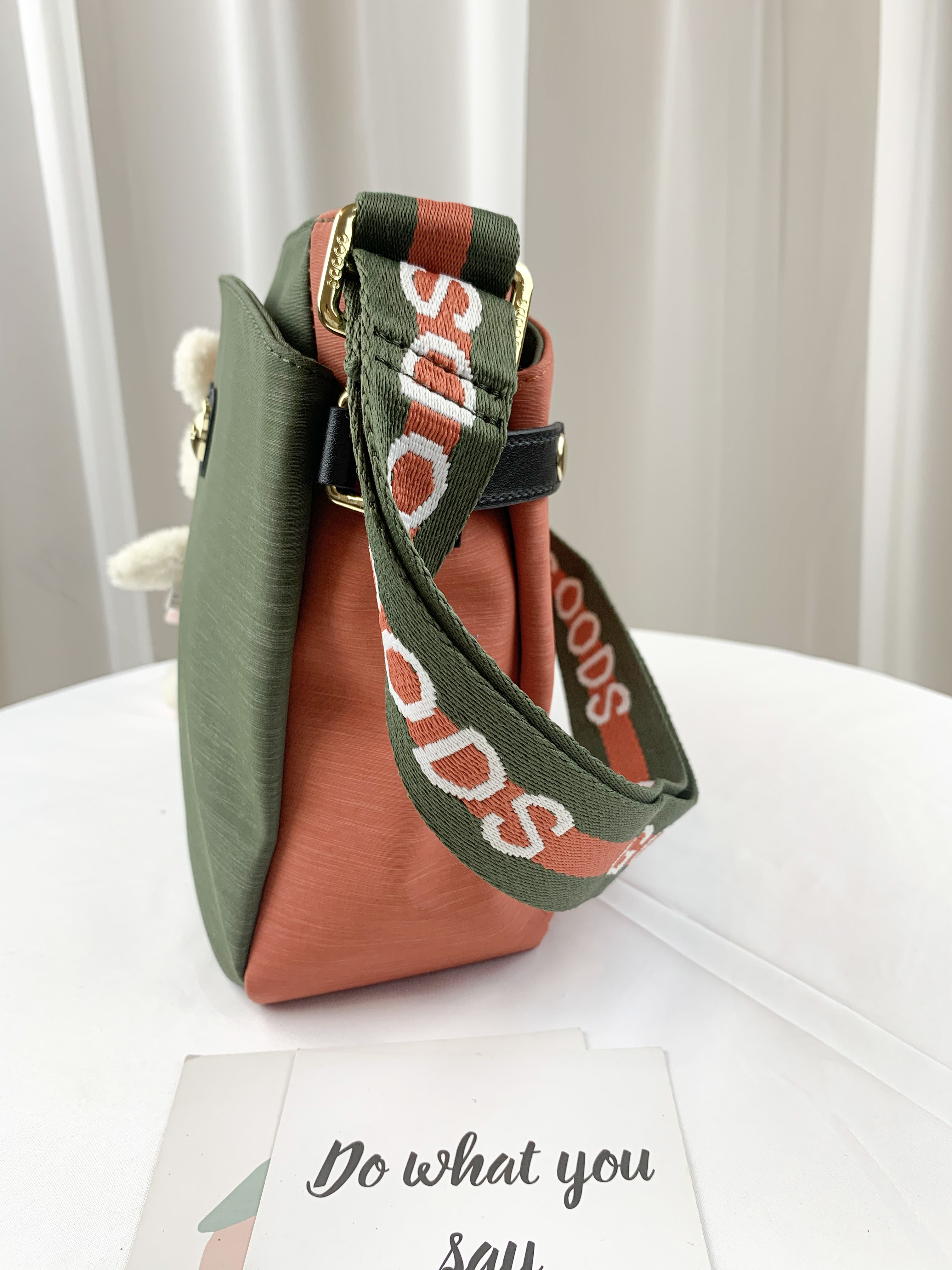 GOODS 橘綠拼色 防潑水側背包 附小熊吊飾 #2560