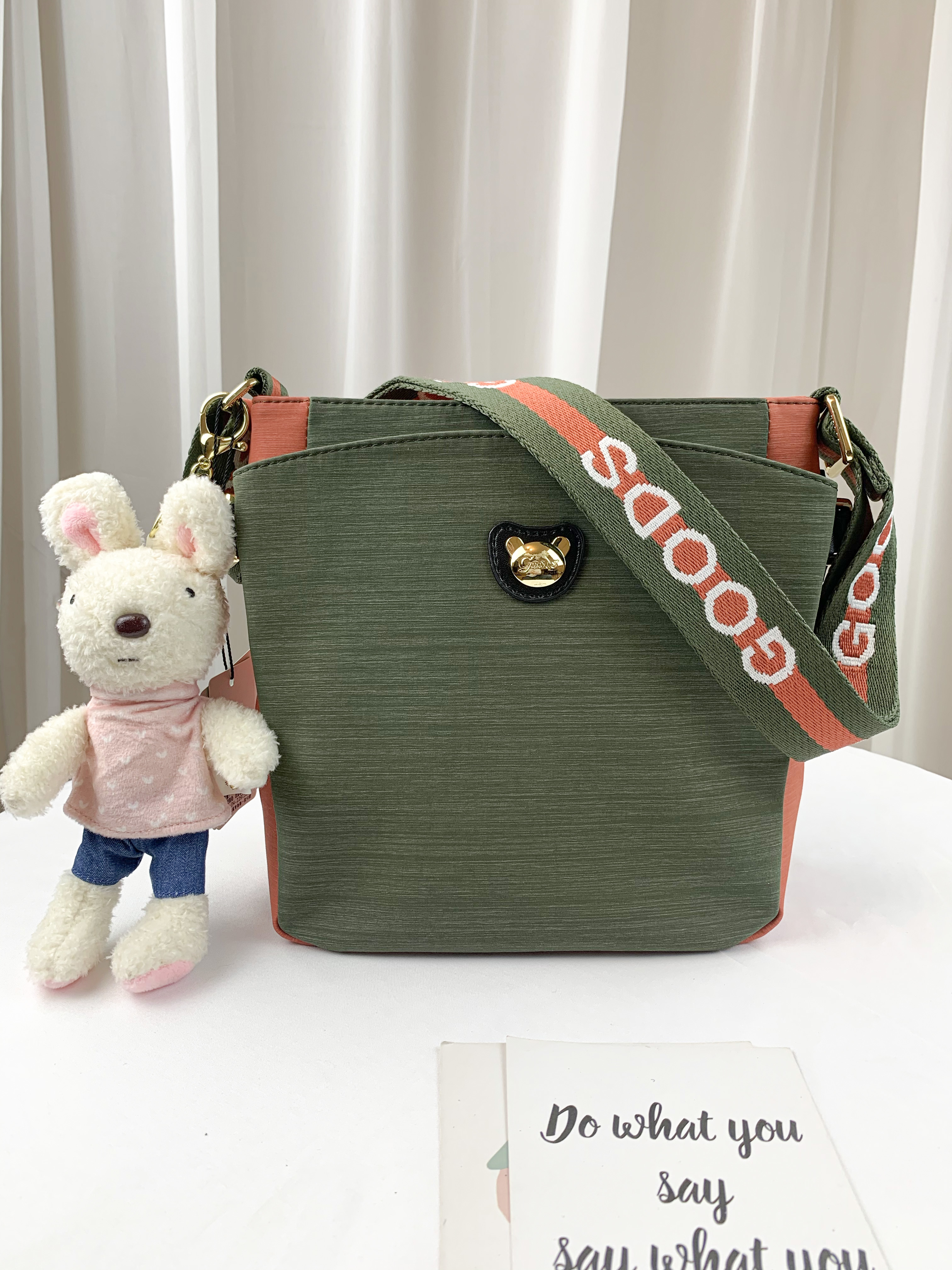 GOODS 橘綠拼色 防潑水側背包 附小熊吊飾 #2560