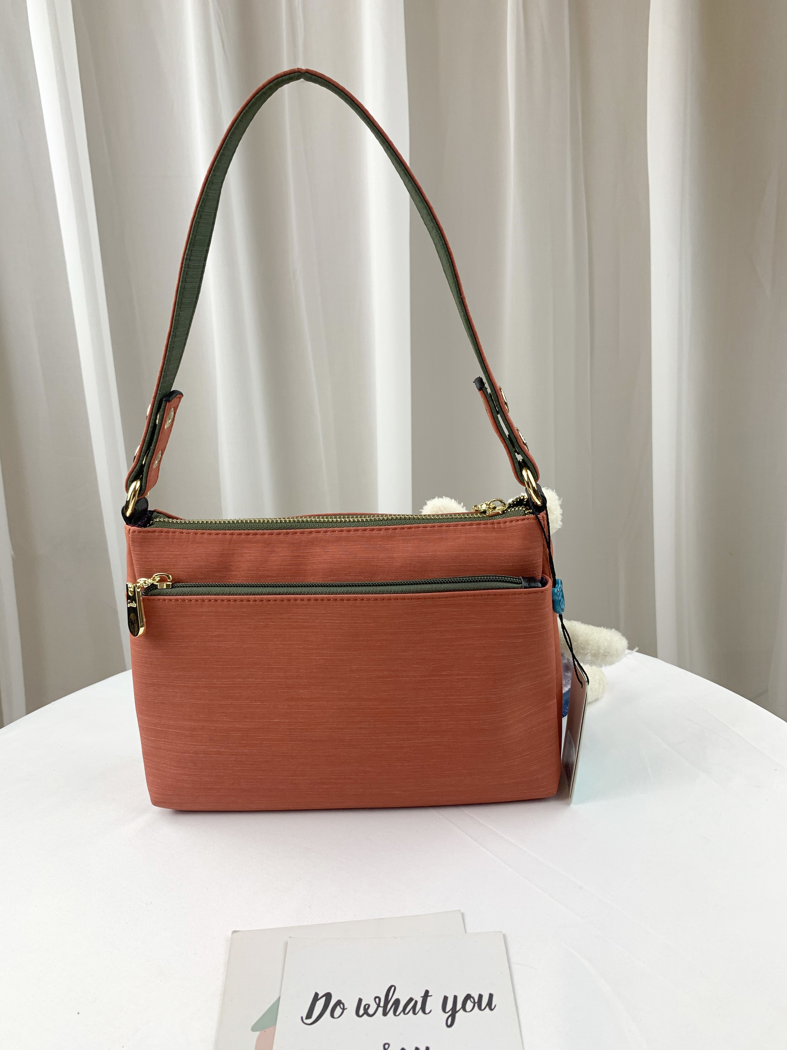 GOODS 橘綠拼色 防潑水肩背包 / 側背包 附小熊吊飾 #2563