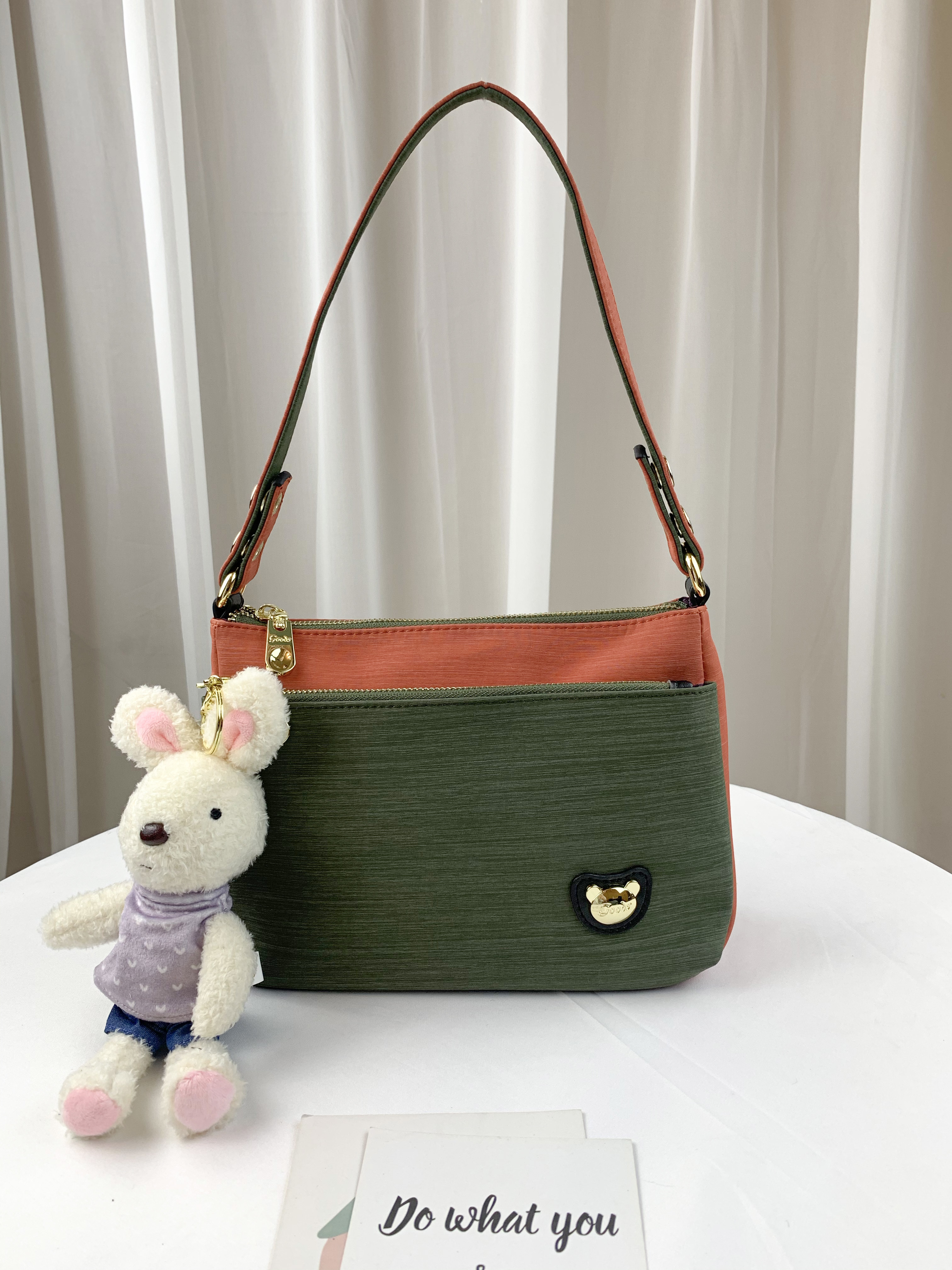 GOODS 橘綠拼色 防潑水肩背包 / 側背包 附小熊吊飾 #2563