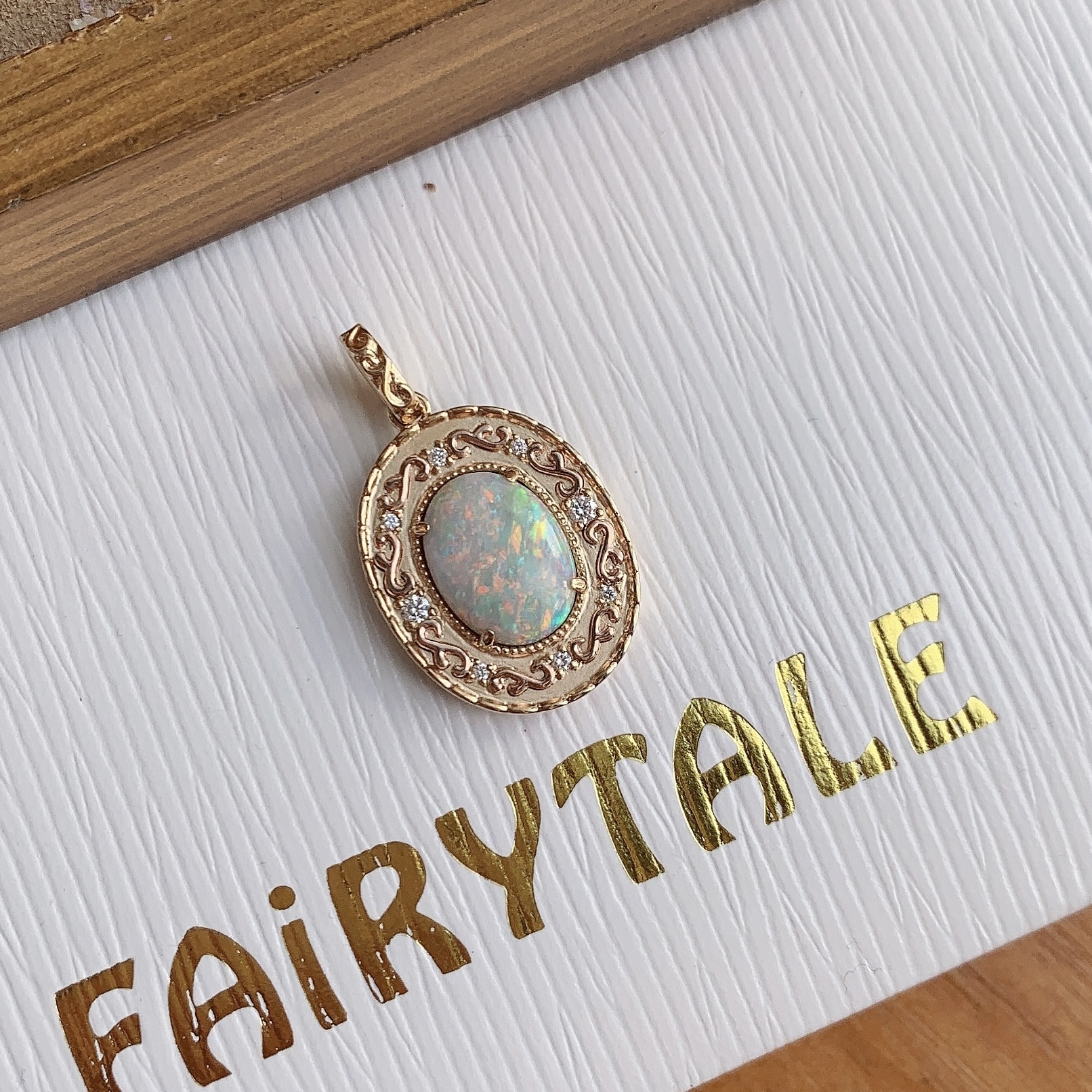 18K金澳洲Opal鑽石開口扣吊墜-浮雕