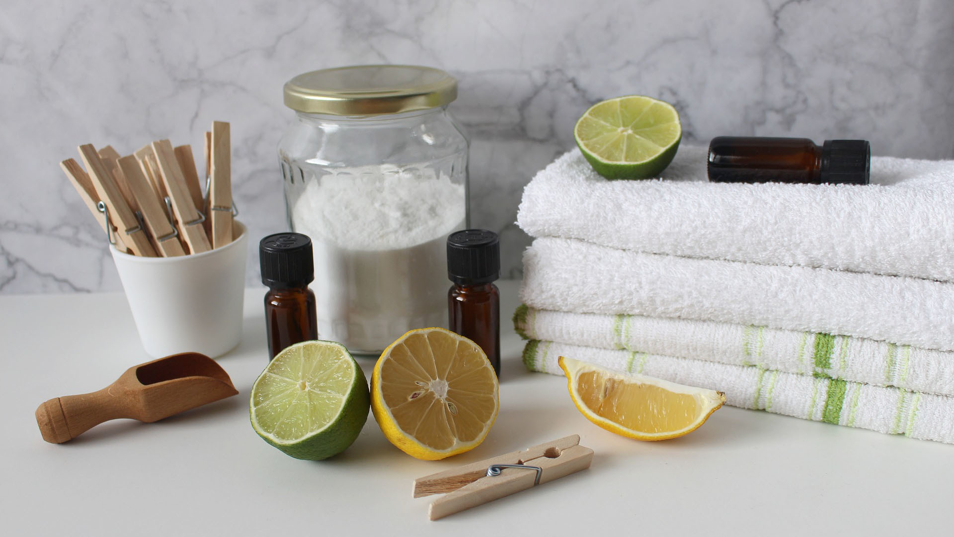 萬能的小蘇打粉均勻撒在床墊上達到去味的效果