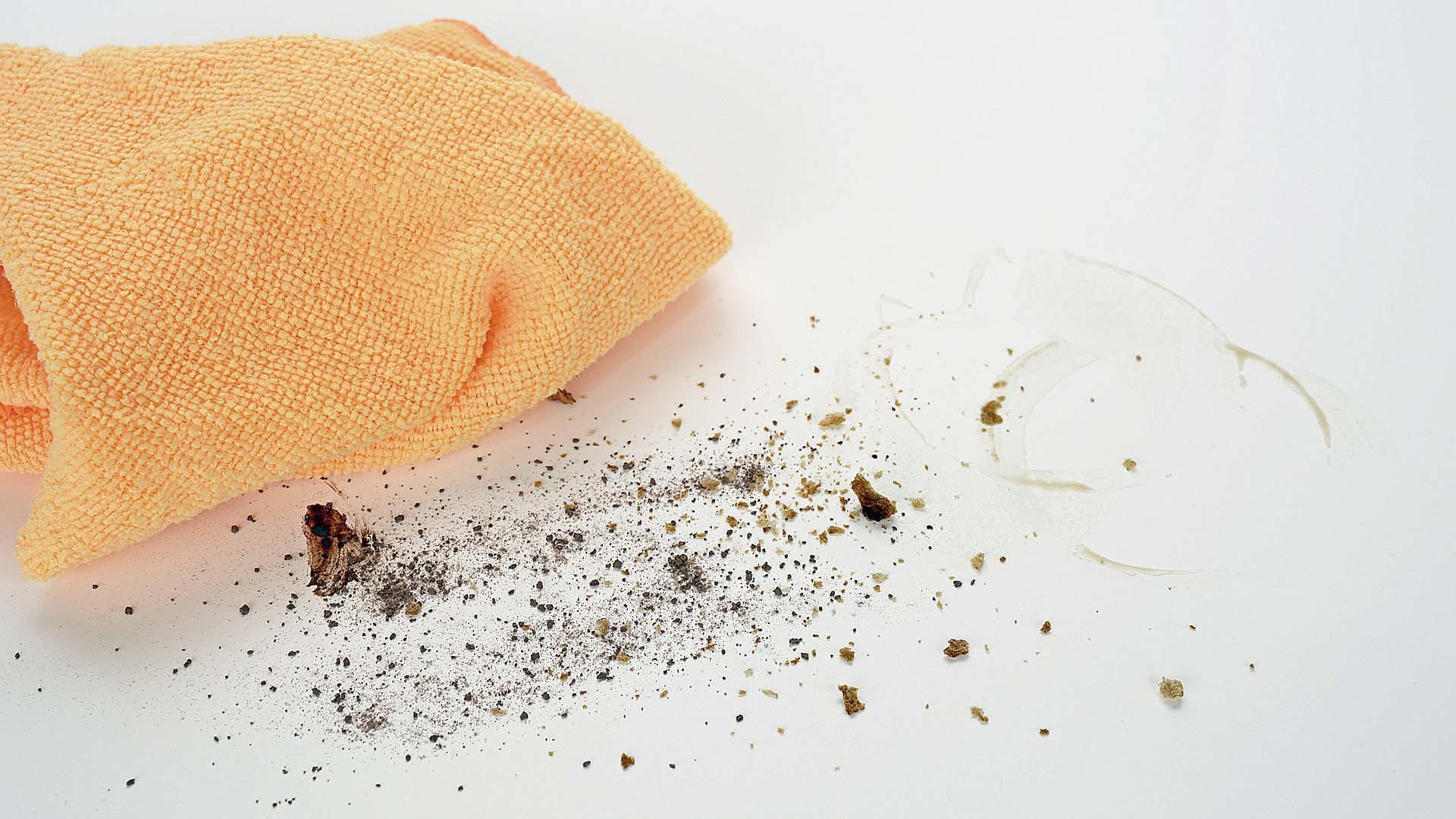 抹布沾小蘇打粉、酒精、肥皂水、白醋等清潔用品去除床墊黃斑、發霉現象