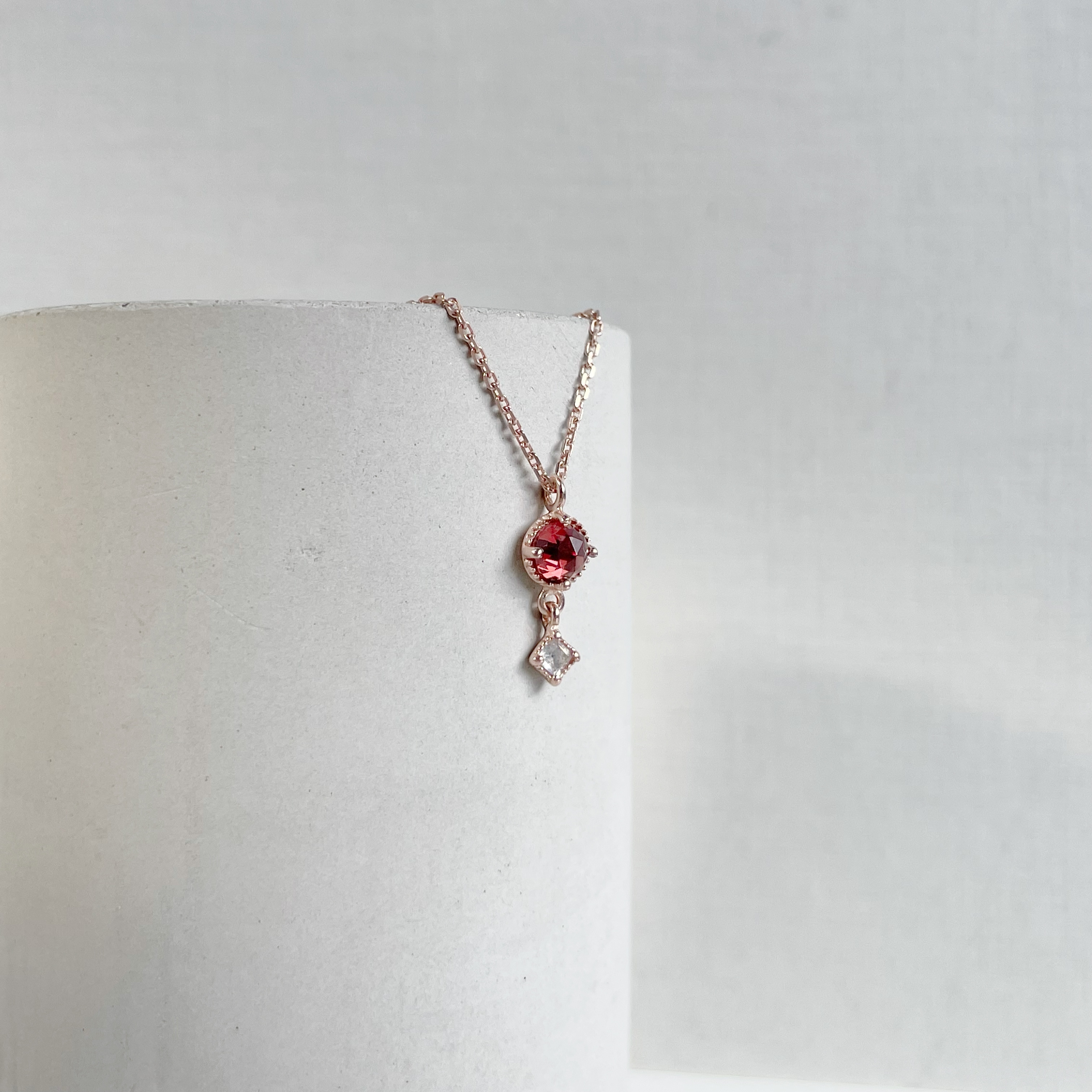 Rosecut square石榴拉長項鍊