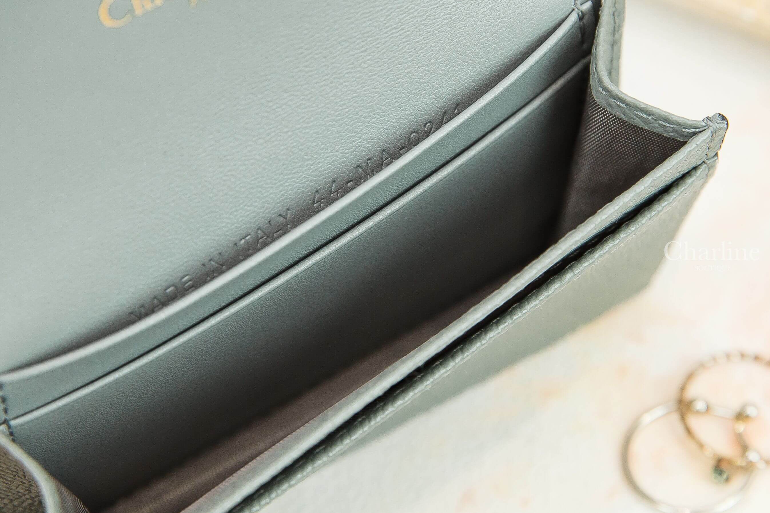 Dior Saddle Flap Card Holder 灰色D金飾扣式荔枝紋小牛皮馬鞍卡片夾-Charline Boutique 精品代購