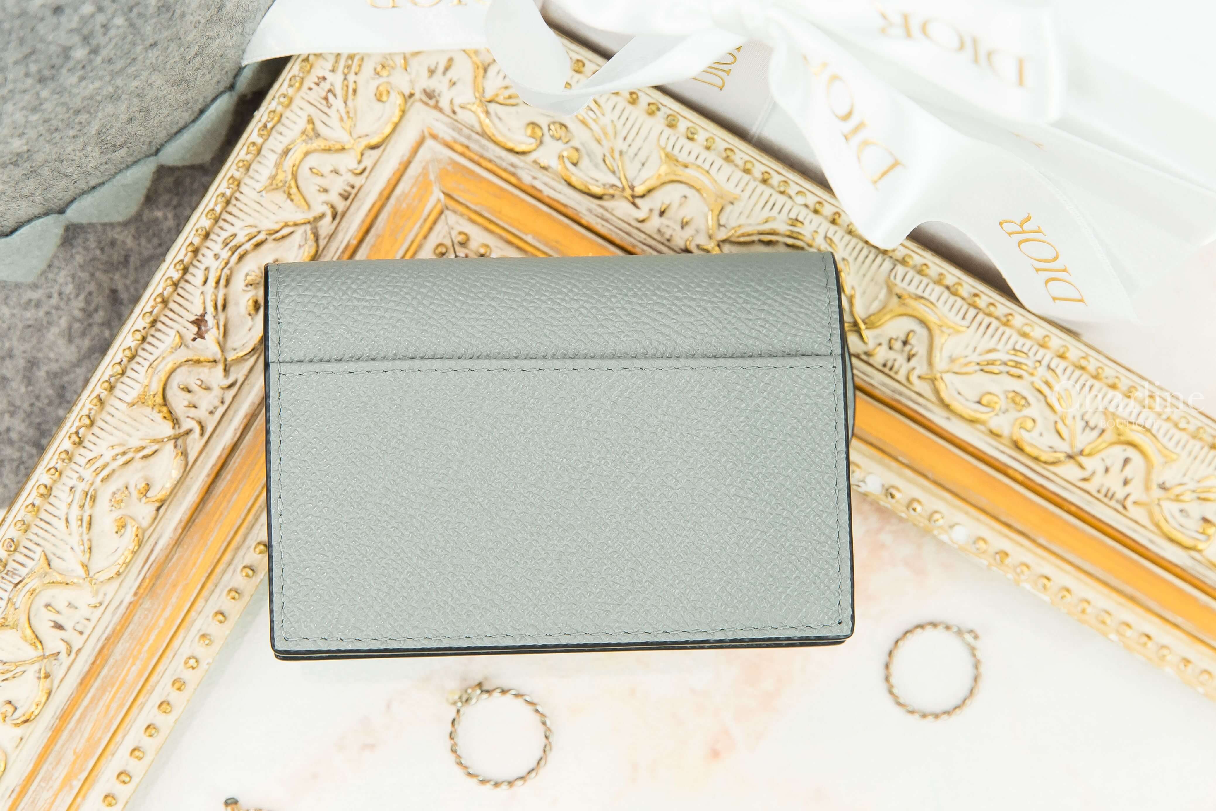 Dior Saddle Flap Card Holder 灰色D金飾扣式荔枝紋小牛皮馬鞍卡片夾-Charline Boutique 精品代購