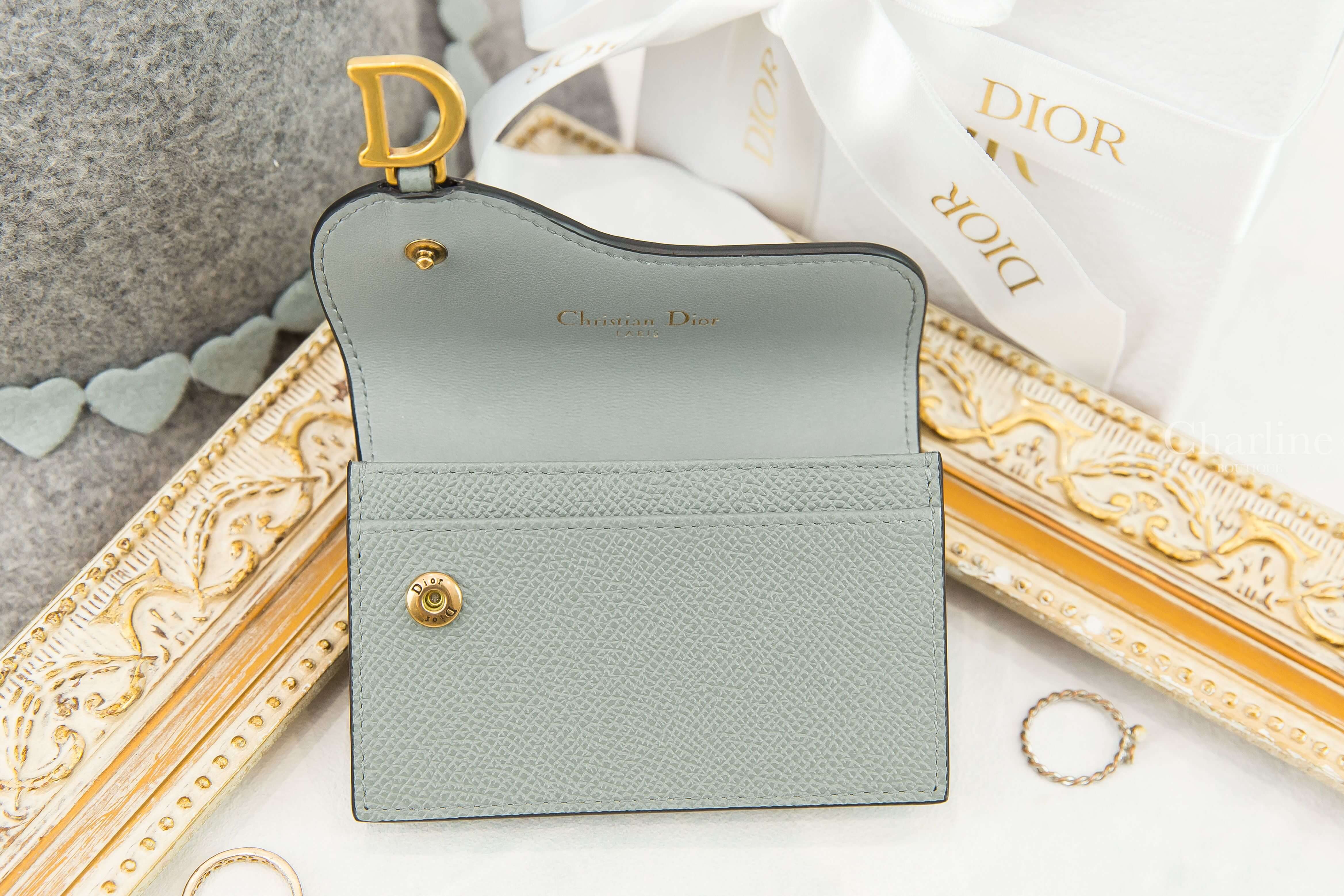Dior Saddle Flap Card Holder 灰色D金飾扣式荔枝紋小牛皮馬鞍卡片夾-Charline Boutique 精品代購