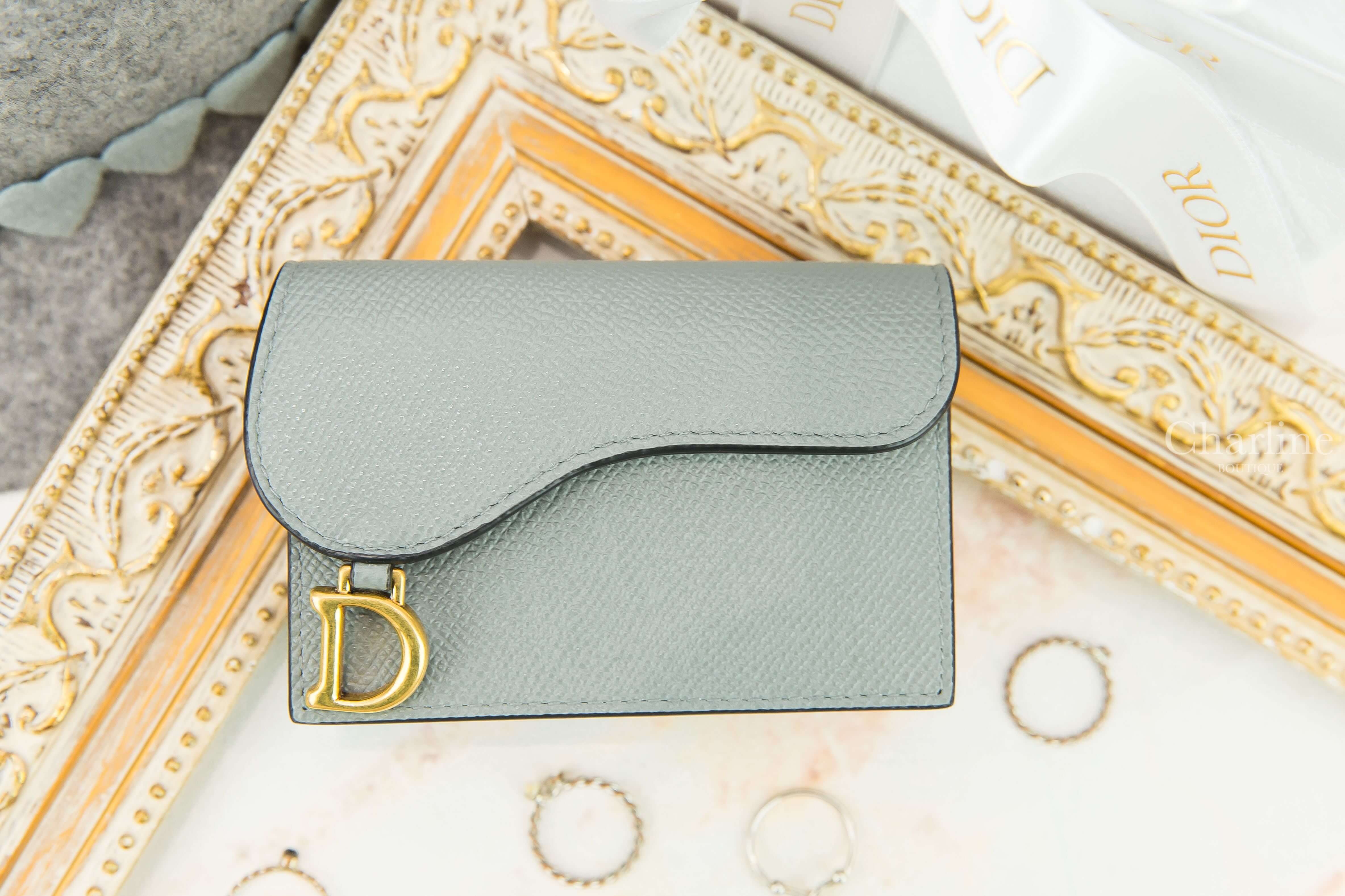 Dior Saddle Flap Card Holder 灰色D金飾扣式荔枝紋小牛皮馬鞍卡片夾-Charline Boutique 精品代購