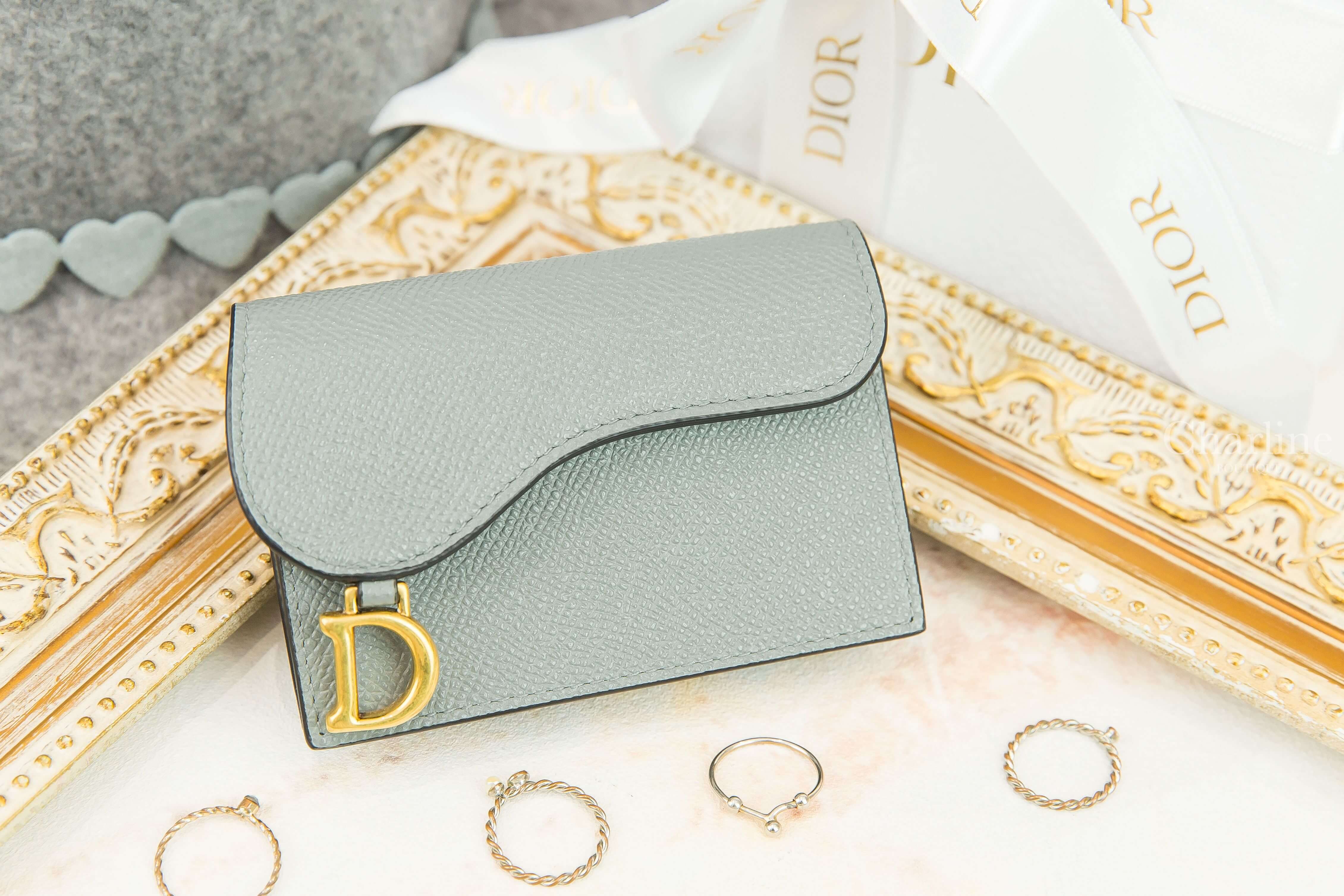 Dior Saddle Flap Card Holder 灰色D金飾扣式荔枝紋小牛皮馬鞍卡片夾-Charline Boutique 精品代購