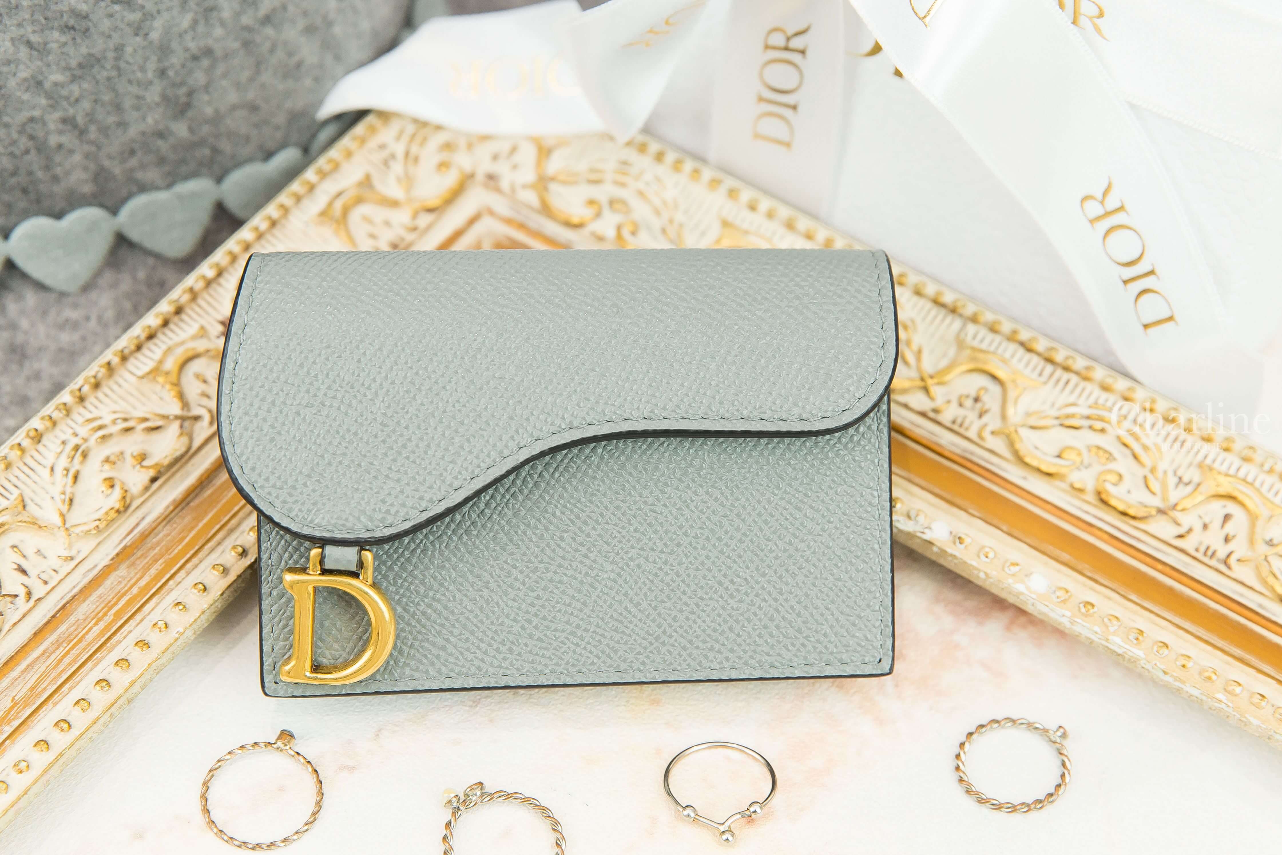 Dior Saddle Flap Card Holder 灰色D金飾扣式荔枝紋小牛皮馬鞍卡片夾-Charline Boutique 精品代購