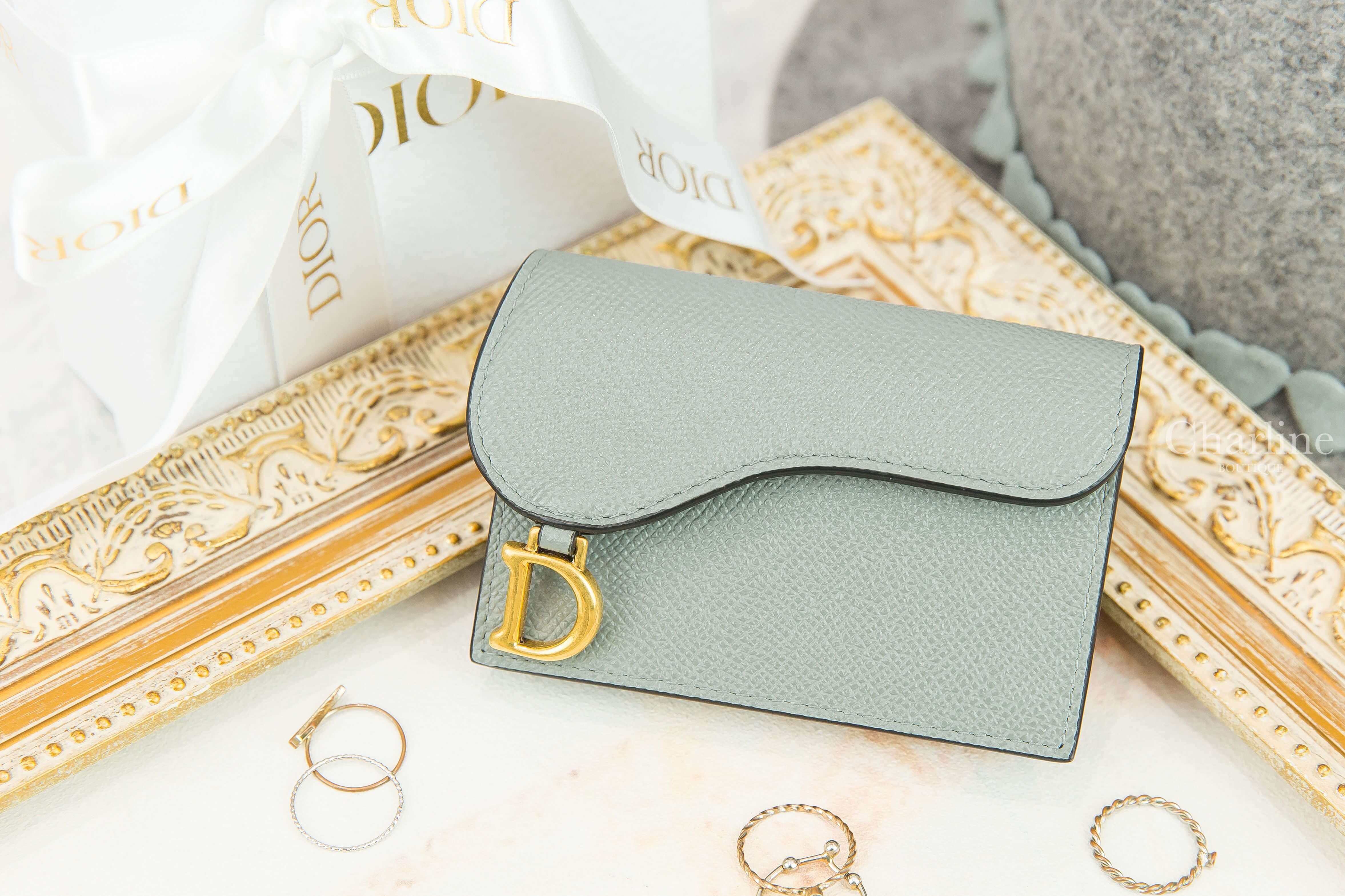 Dior Saddle Flap Card Holder 灰色D金飾扣式荔枝紋小牛皮馬鞍卡片夾-Charline Boutique 精品代購
