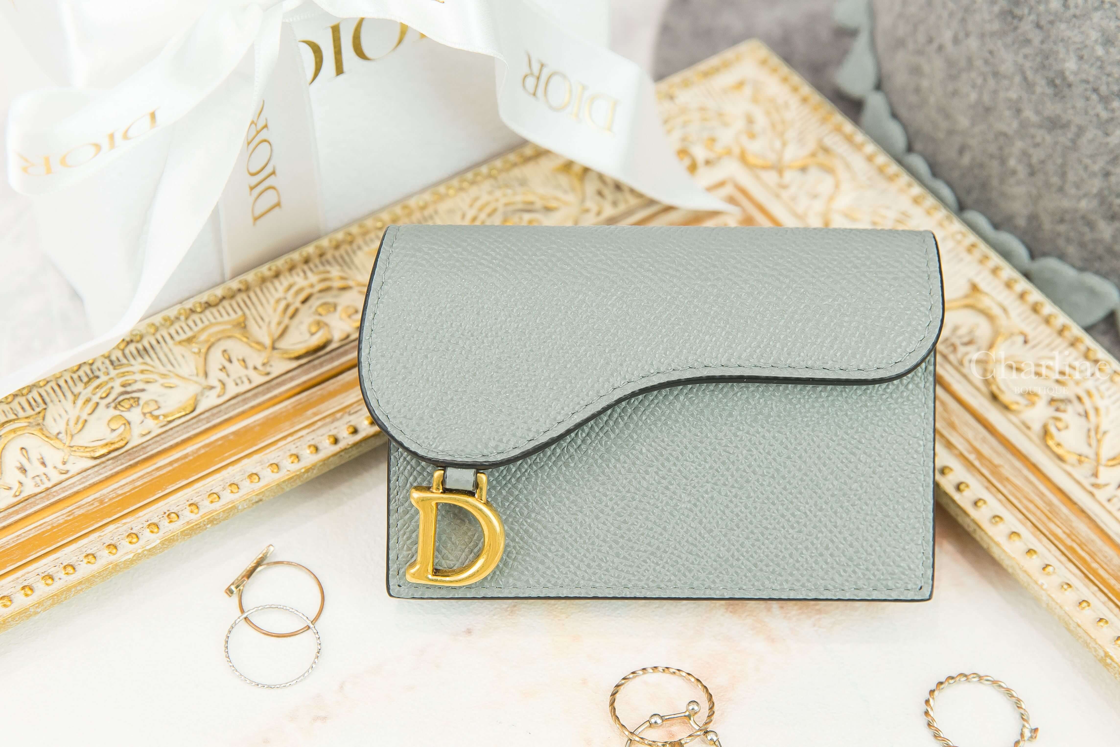 Dior Saddle Flap Card Holder 灰色D金飾扣式荔枝紋小牛皮馬鞍卡片夾-Charline Boutique 精品代購