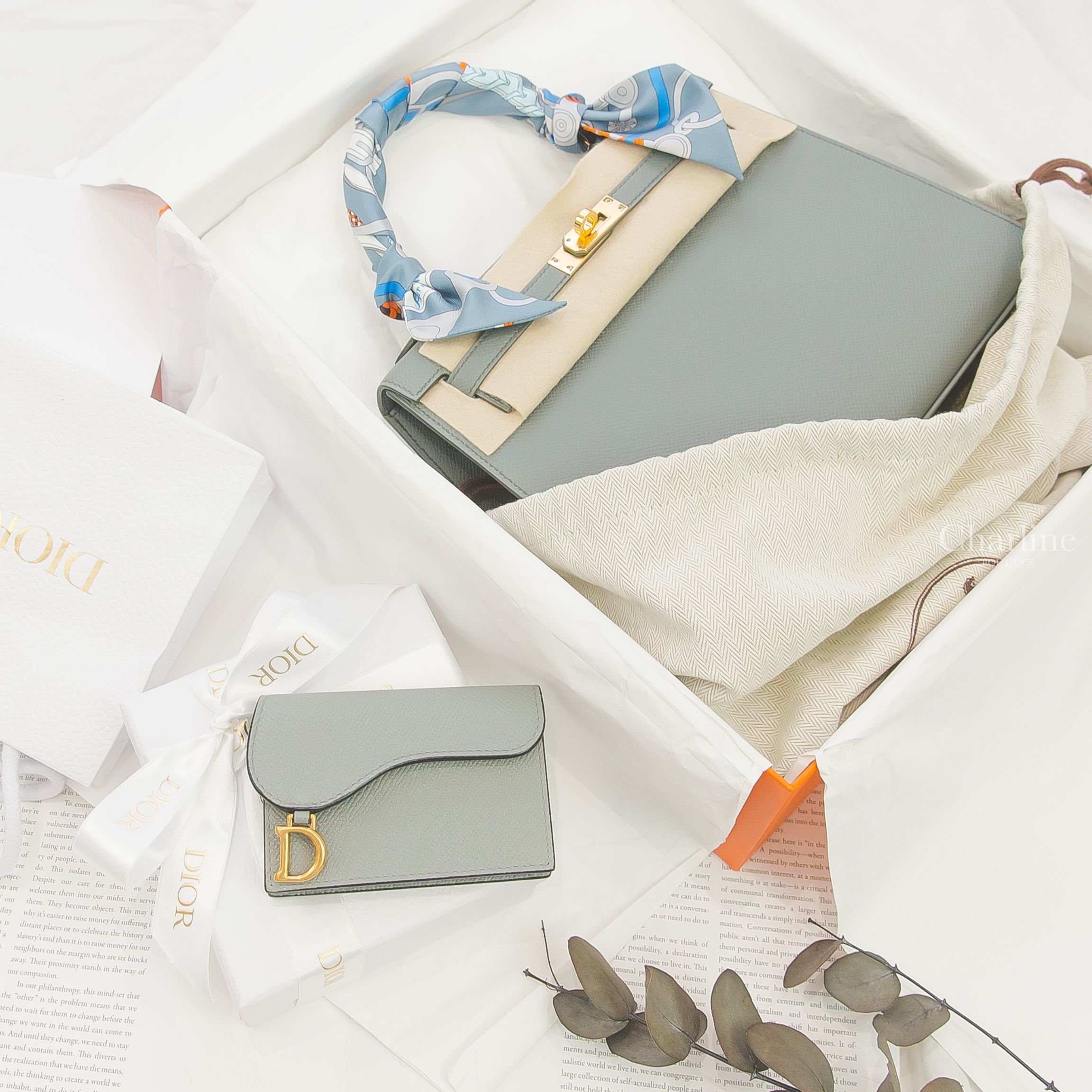 Dior Saddle Flap Card Holder 灰色D金飾扣式荔枝紋小牛皮馬鞍卡片夾,Hermès Kelly 25cm 63 Vert Amande Epsom Y刻杏仁綠金釦凱莉包-Charline Boutique 精品代購