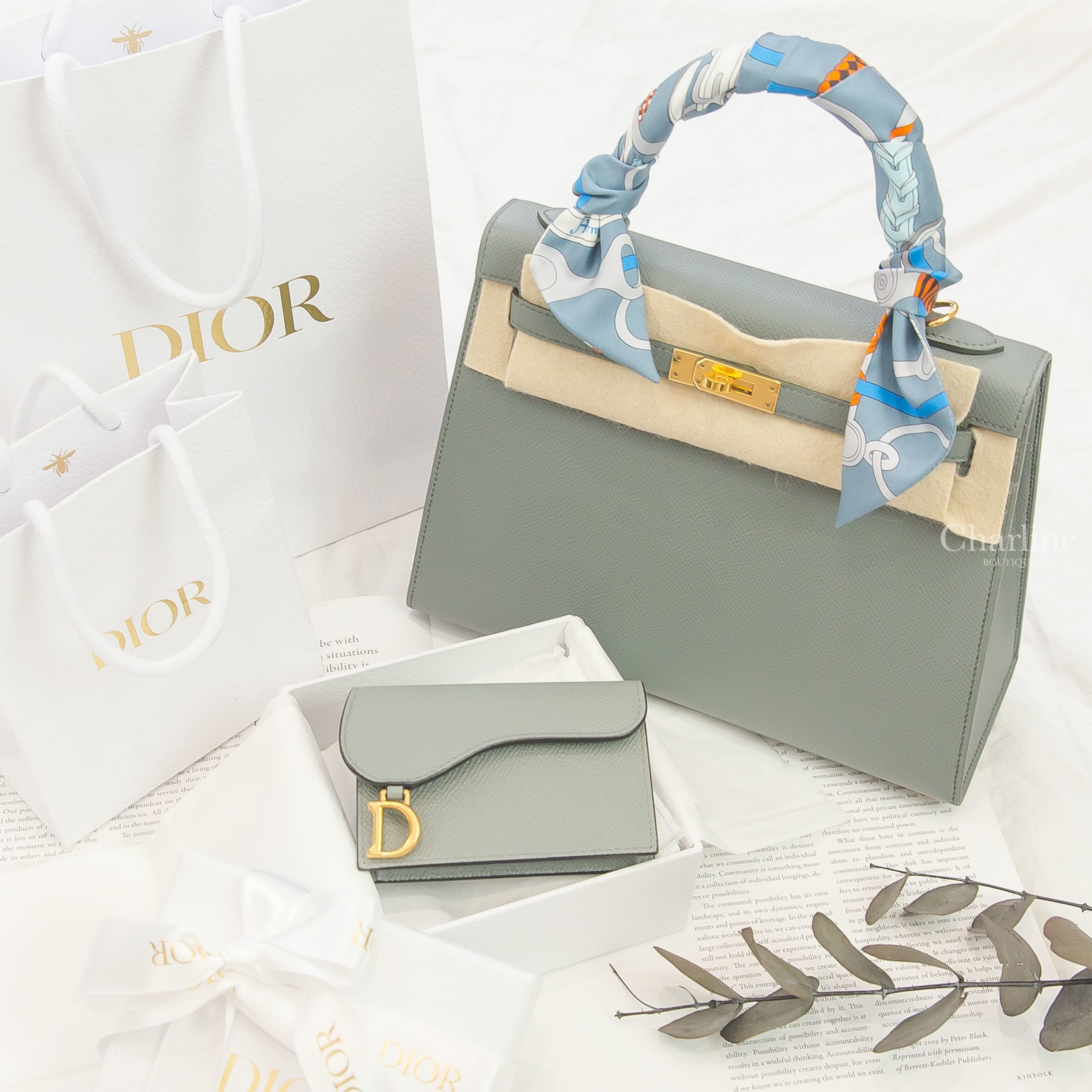 Dior Saddle Flap Card Holder 灰色D金飾扣式荔枝紋小牛皮馬鞍卡片夾,Hermès Kelly 25cm 63 Vert Amande Epsom Y刻杏仁綠金釦凱莉包-Charline Boutique 精品代購